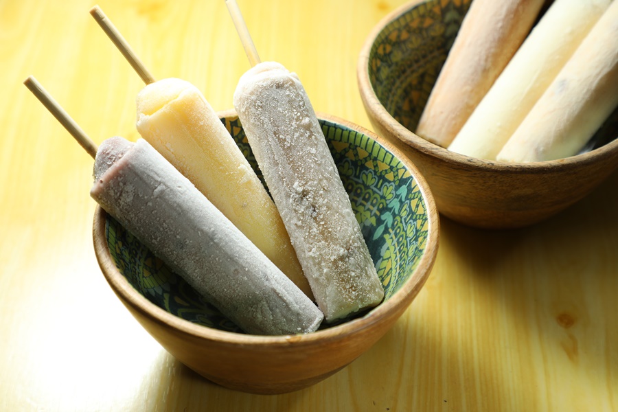 在屏東市屹立超過70年的「山林冰果室」，最出名的是口味獨特的枝仔冰。（皆15元／支）