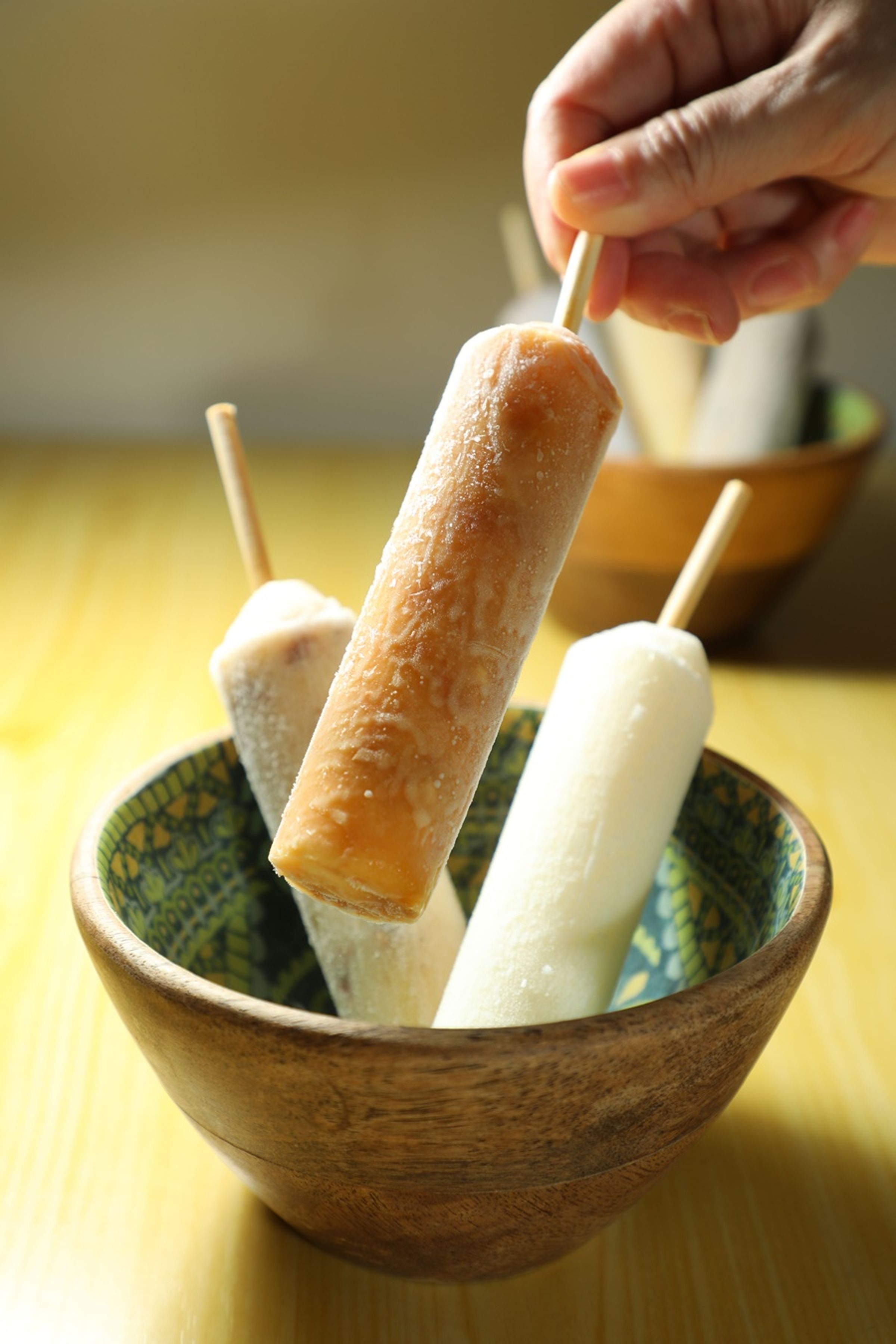（右起）「牛奶」「桂圓」「鹹蛋」都是層次感十足的混搭口味。（皆15元／支）