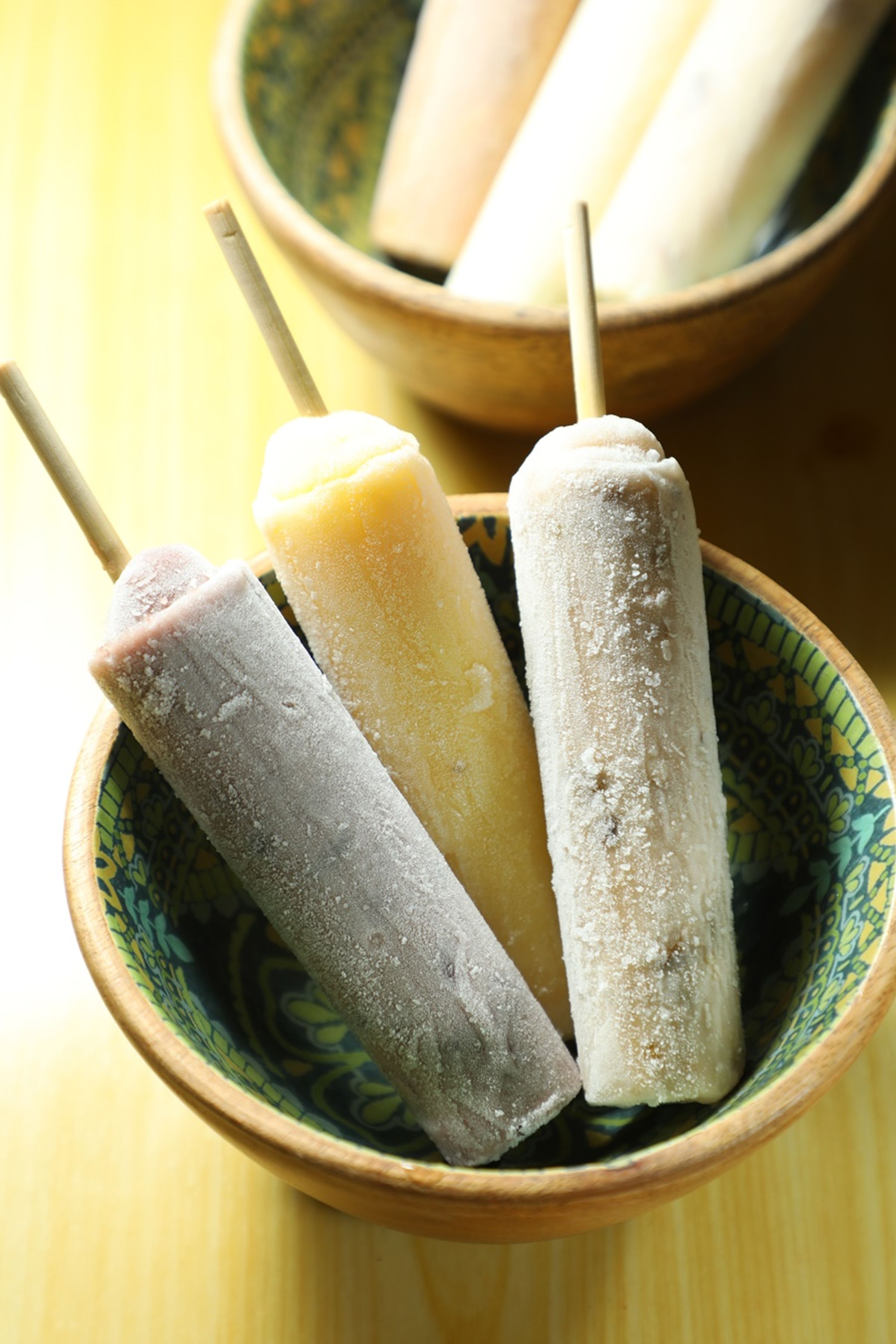 （右起）「綠豆」「鳳梨」「紅豆」都是古早風味的枝仔冰。（皆15元／支）