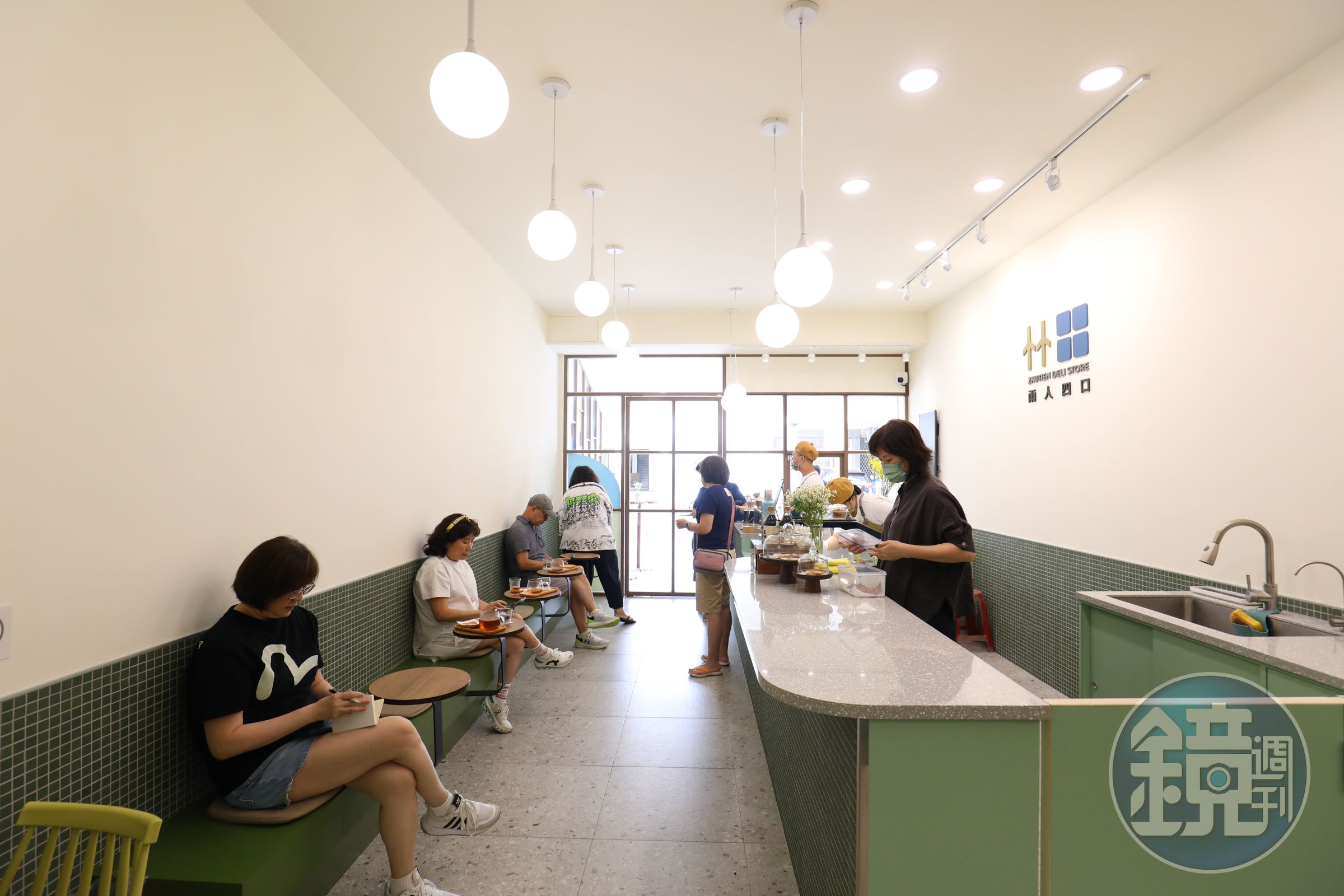 兩人四口店內以白綠為主色調,一進門就有視覺降溫的感受。