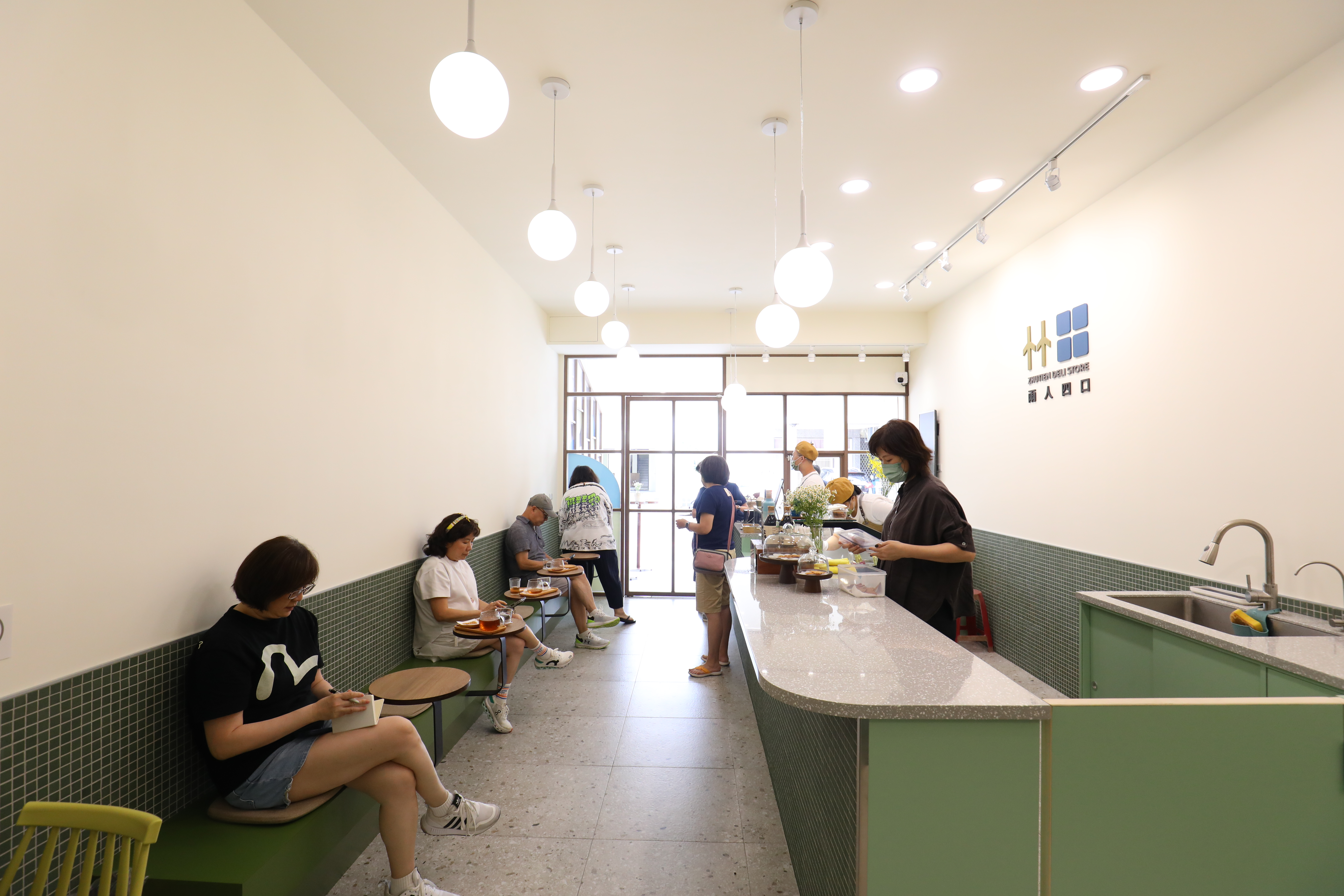 兩人四口店內以白綠為主色調,一進門就有視覺降溫的感受。