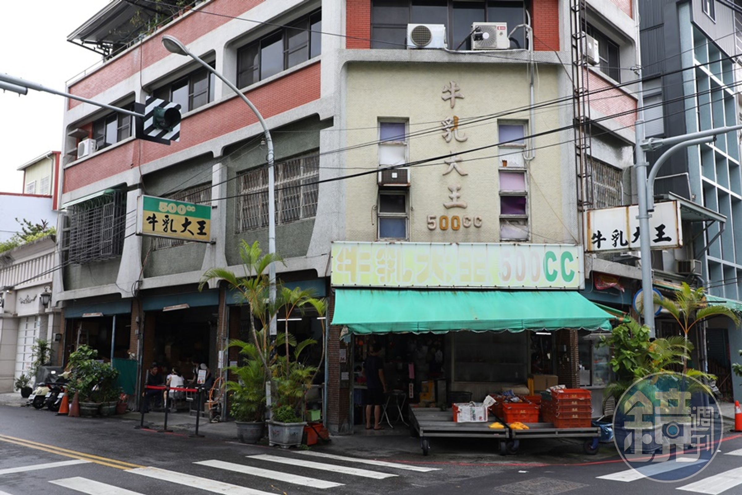 光看招牌斑駁的程度，就知「秋林牛乳大王」是老資格冰店。