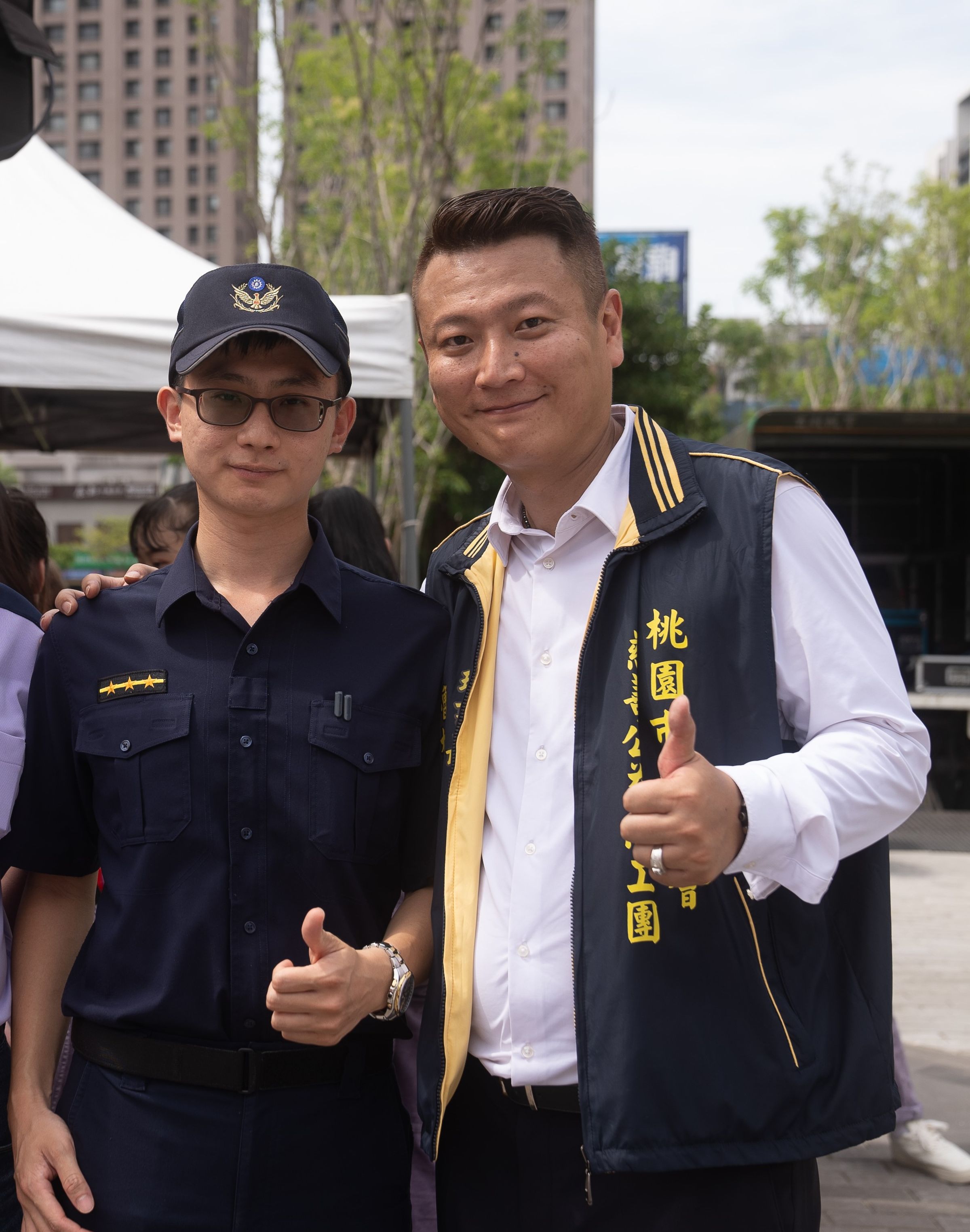 玄恩會理事長魯柏廷（右）表示該會已在桃園致力幫助弱勢十多年。（讀者提供）