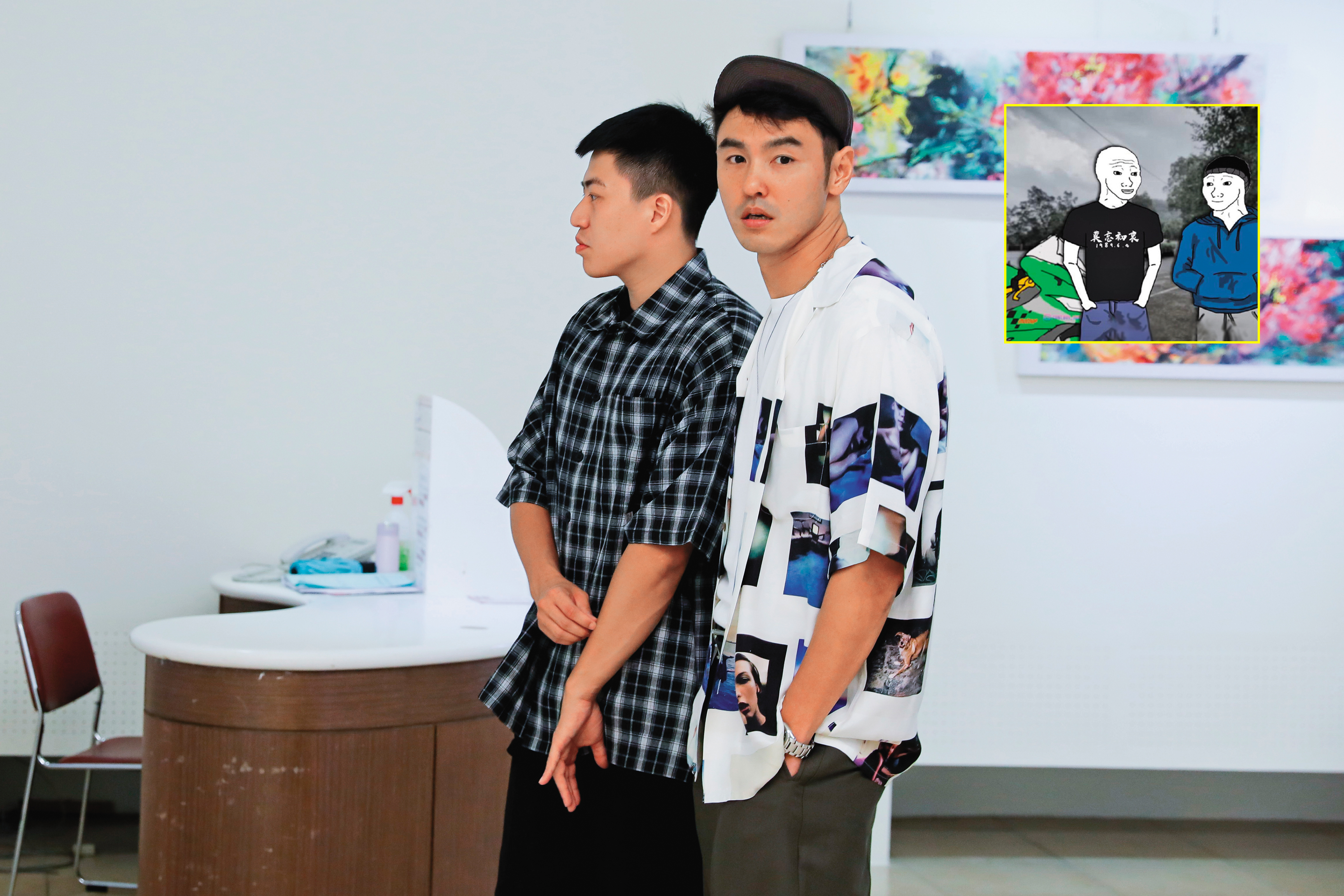 阮經天（右）雙手插口袋的樣子，跟「山道猴子」（右圖左）根本一個樣，很秋。