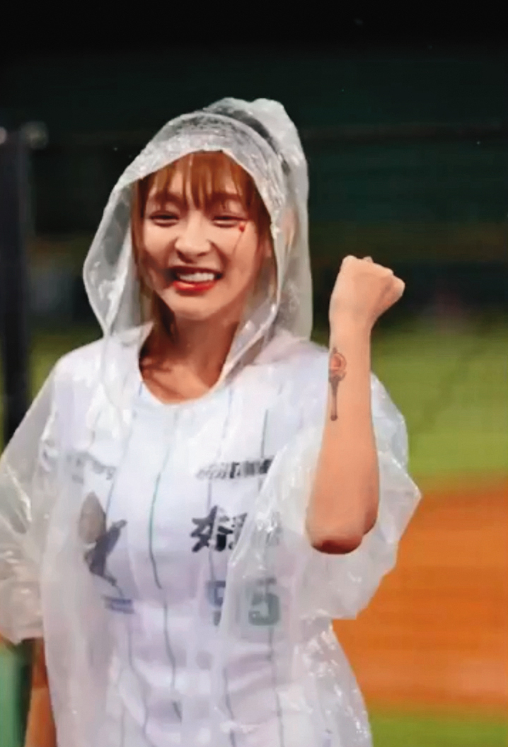 啦啦隊女神林襄在大雨滂沱中,仍賣力跳舞應援,揪甘心。(翻攝自林襄IG)