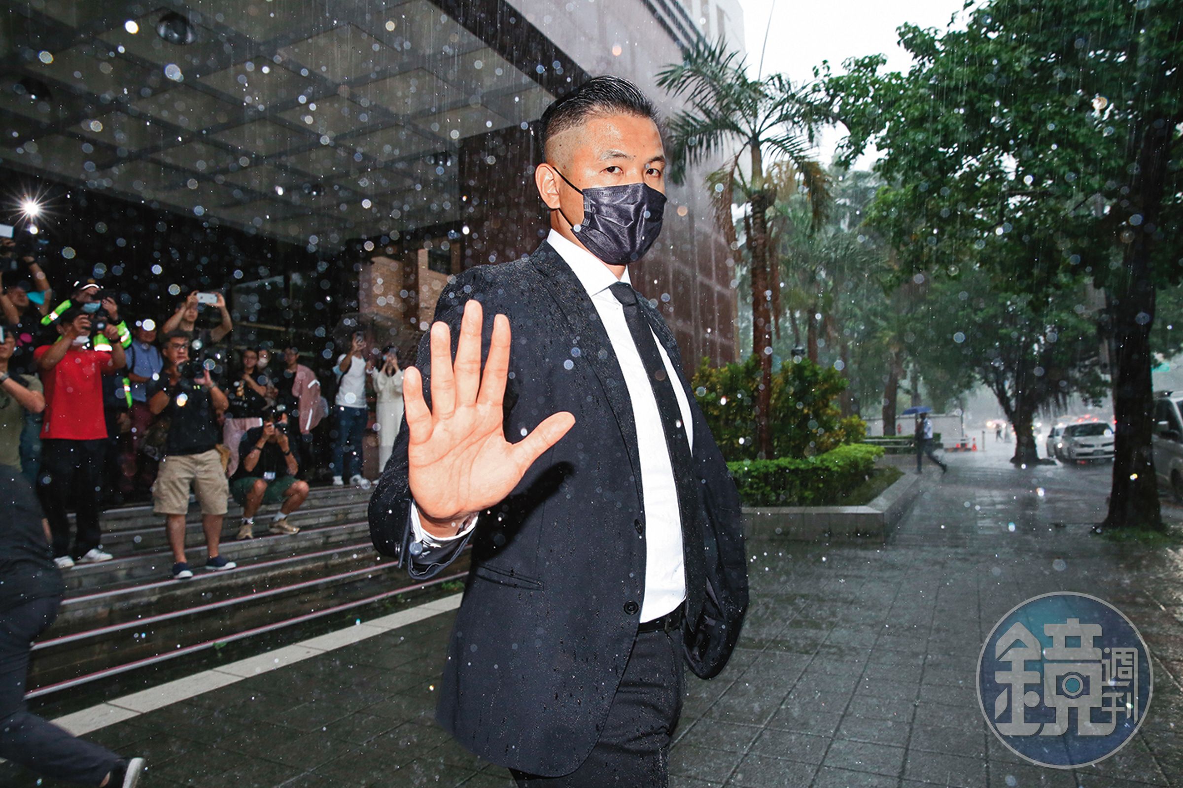陳建州冒雨赴北檢應訊,淒風苦雨營造慷慨赴義的意境。