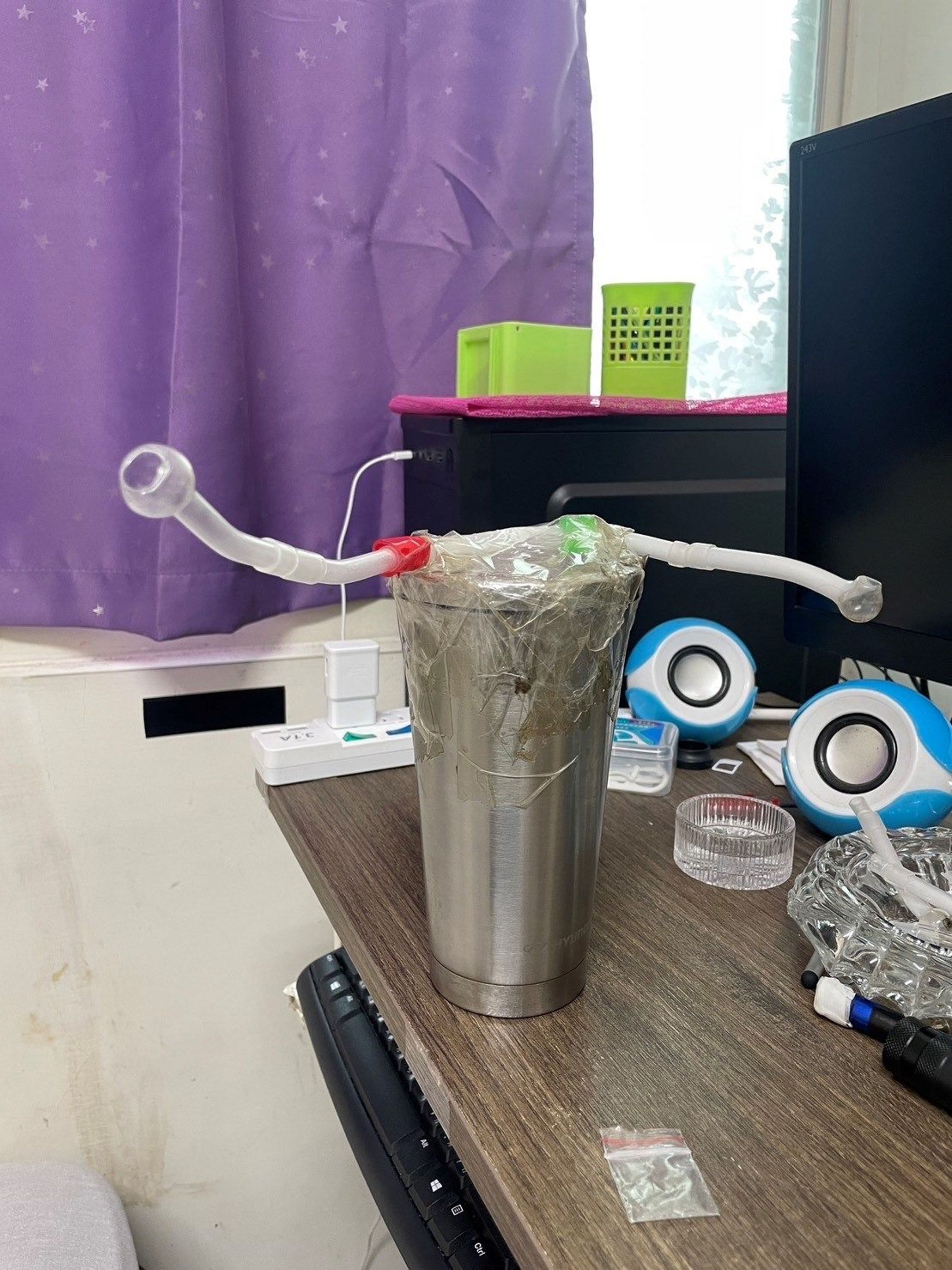 警方查獲康姓竊嫌使用毒品吸食器。（翻攝畫面）