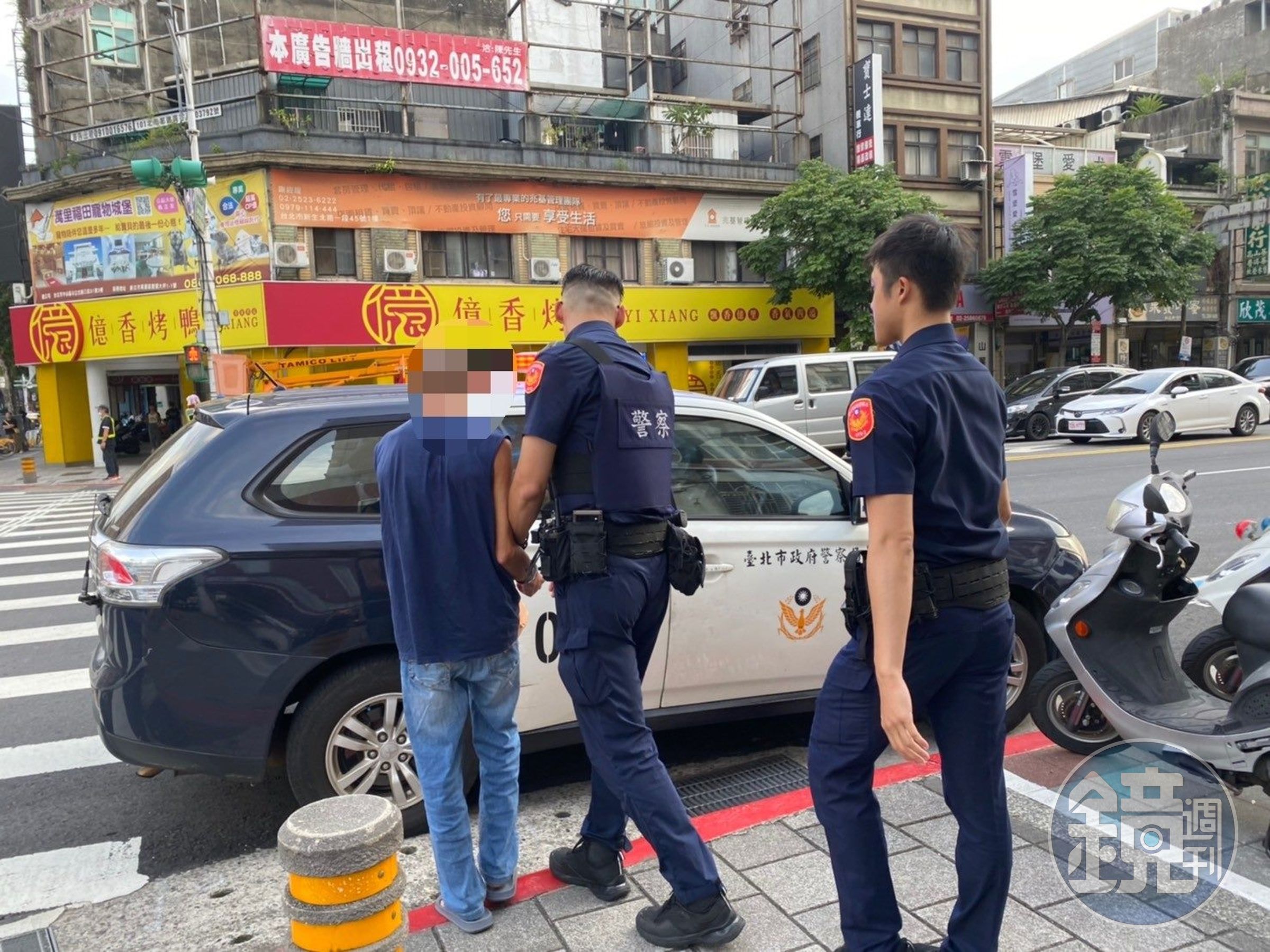 警方解送康姓竊嫌。（翻攝畫面）