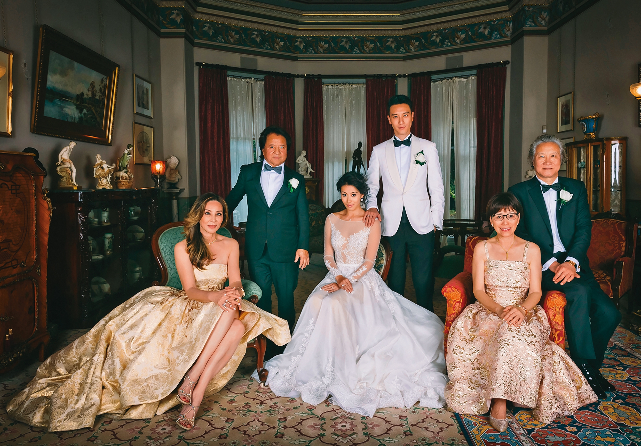 王陽明（後排中）與蔡詩芸（前排中）在澳洲雪梨百年莊園舉行婚禮，從兩家合照中，看得出蔡麗娜（前排左）的氣場十足，已近古稀的她保養得宜，也常被說像楊紫瓊。（百鴻揚提供）