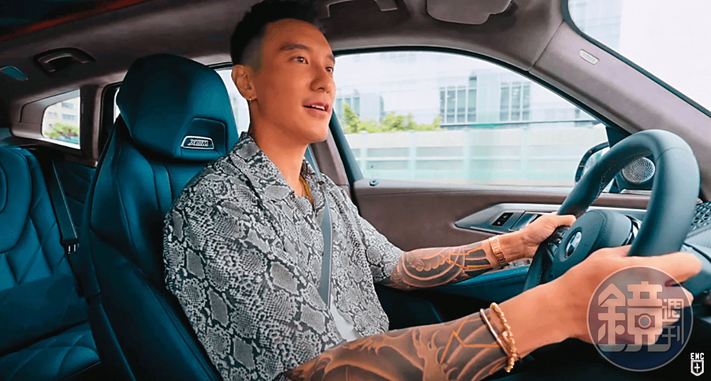 王陽明試車BMW XM，在台北市忠孝東路飆到時速90公里，遭民眾舉發並被警方關切；有人覺得他是靠興趣暫時離開苦惱的家庭生活。（翻攝自EMC YouTube）