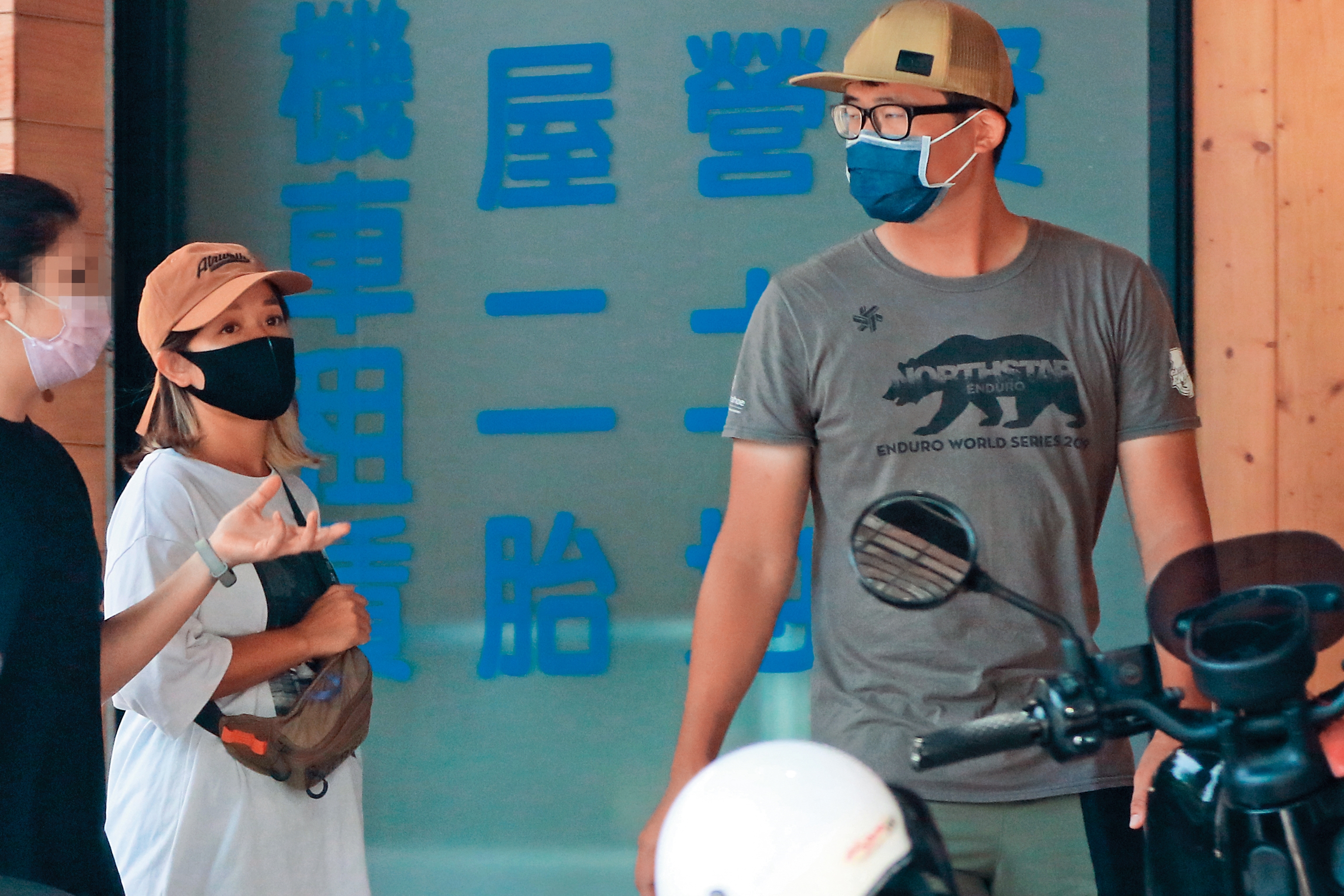 8月15日15時32分，林彥君（中）與老公阿丹（右）因為騎越野車而結緣，但為了安胎，她現在騎車次數大減。