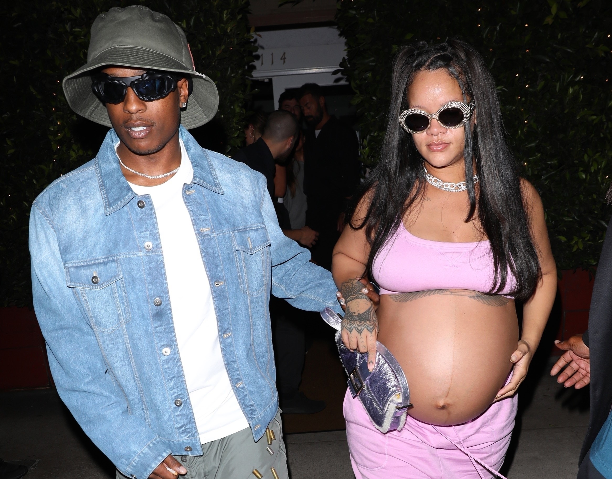 蕾哈娜（右）7月底照樣跟男友A$AP Rocky（左）外出用餐，才不甩外界怎麼想，不虧是最強孕婦。（東方IC）