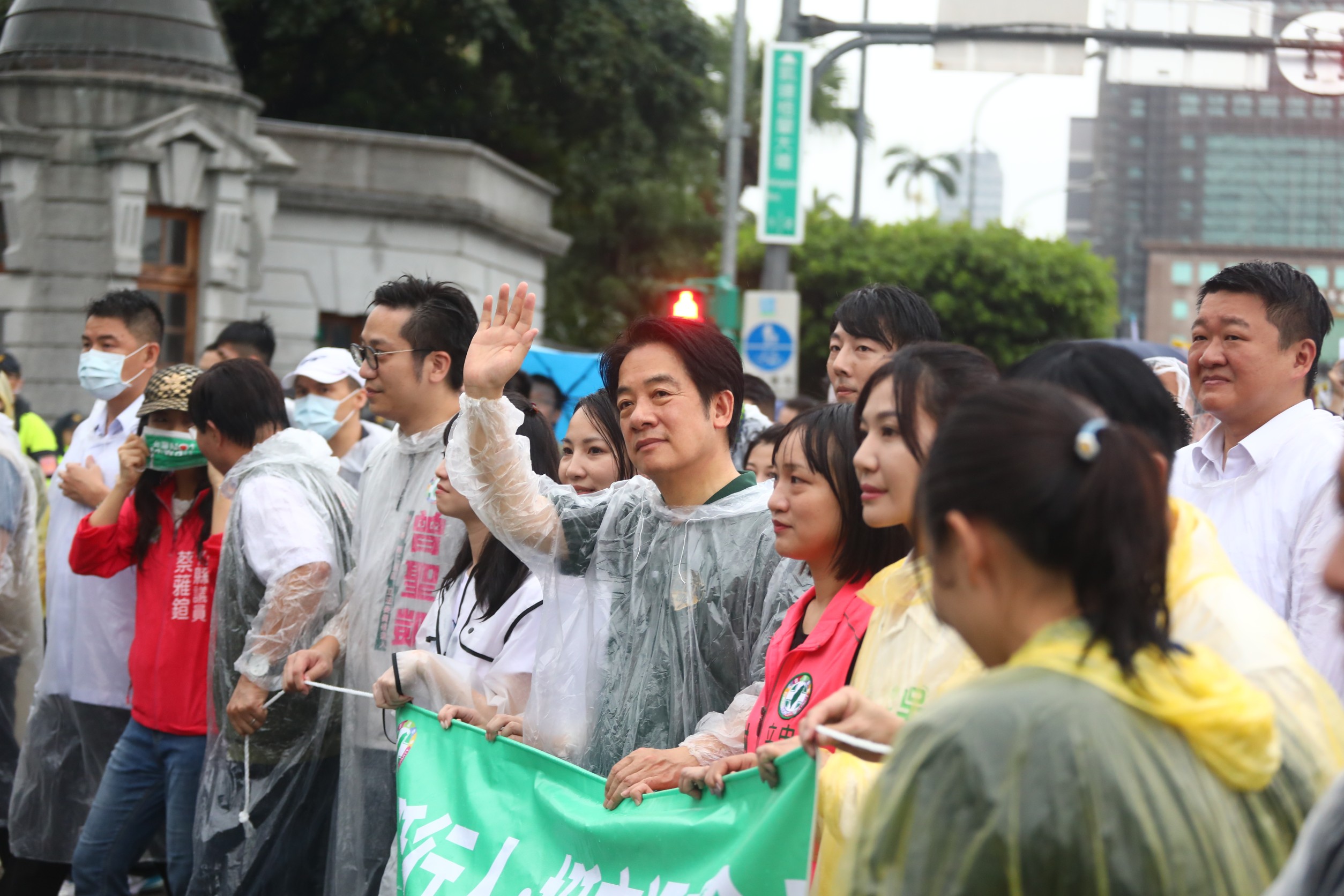 民進黨總統參選人賴清德參加週日凱道上舉辦「還路於民遊行」。