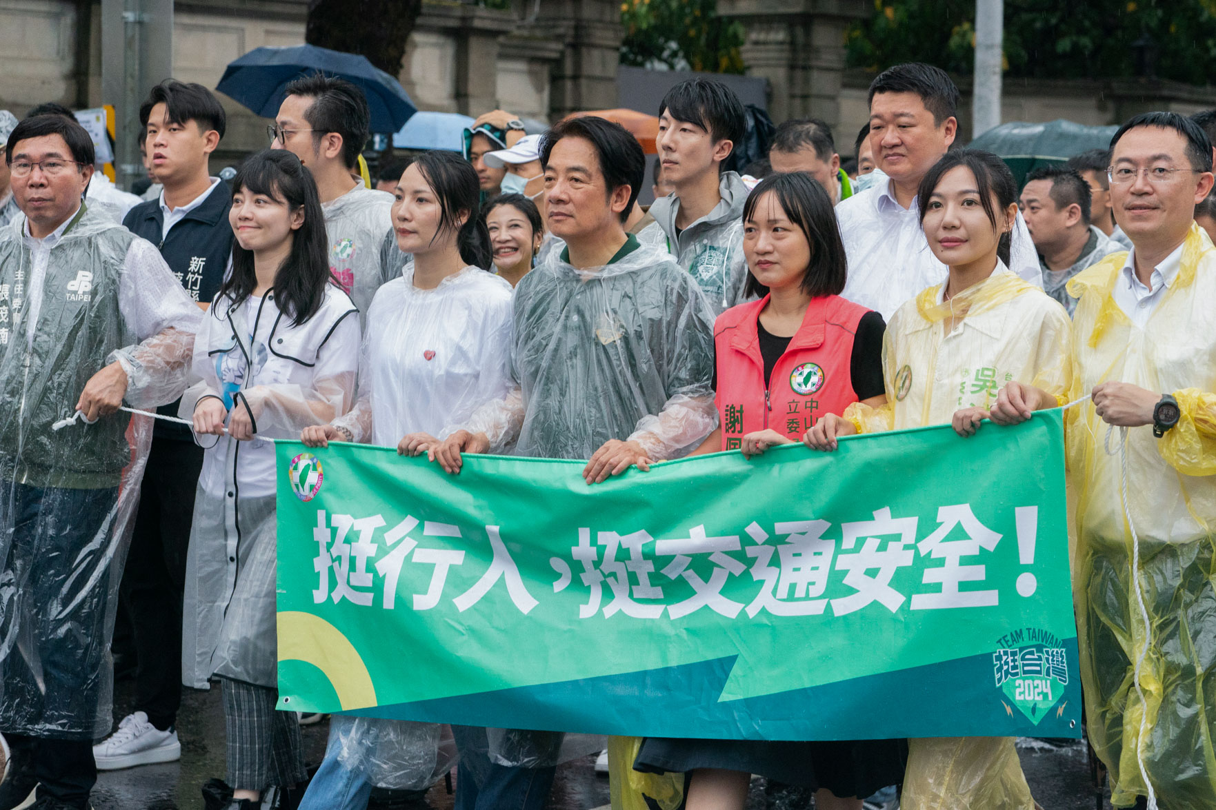賴清德右手邊後來站的是新竹縣立委候選人詹紀緹。（翻攝自賴清德臉書）