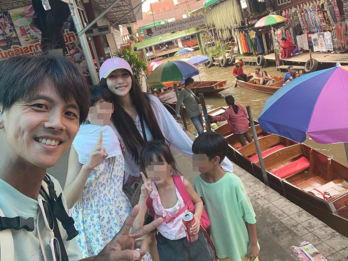 阿翔一家五口到泰國出遊。（時代創藝提供）