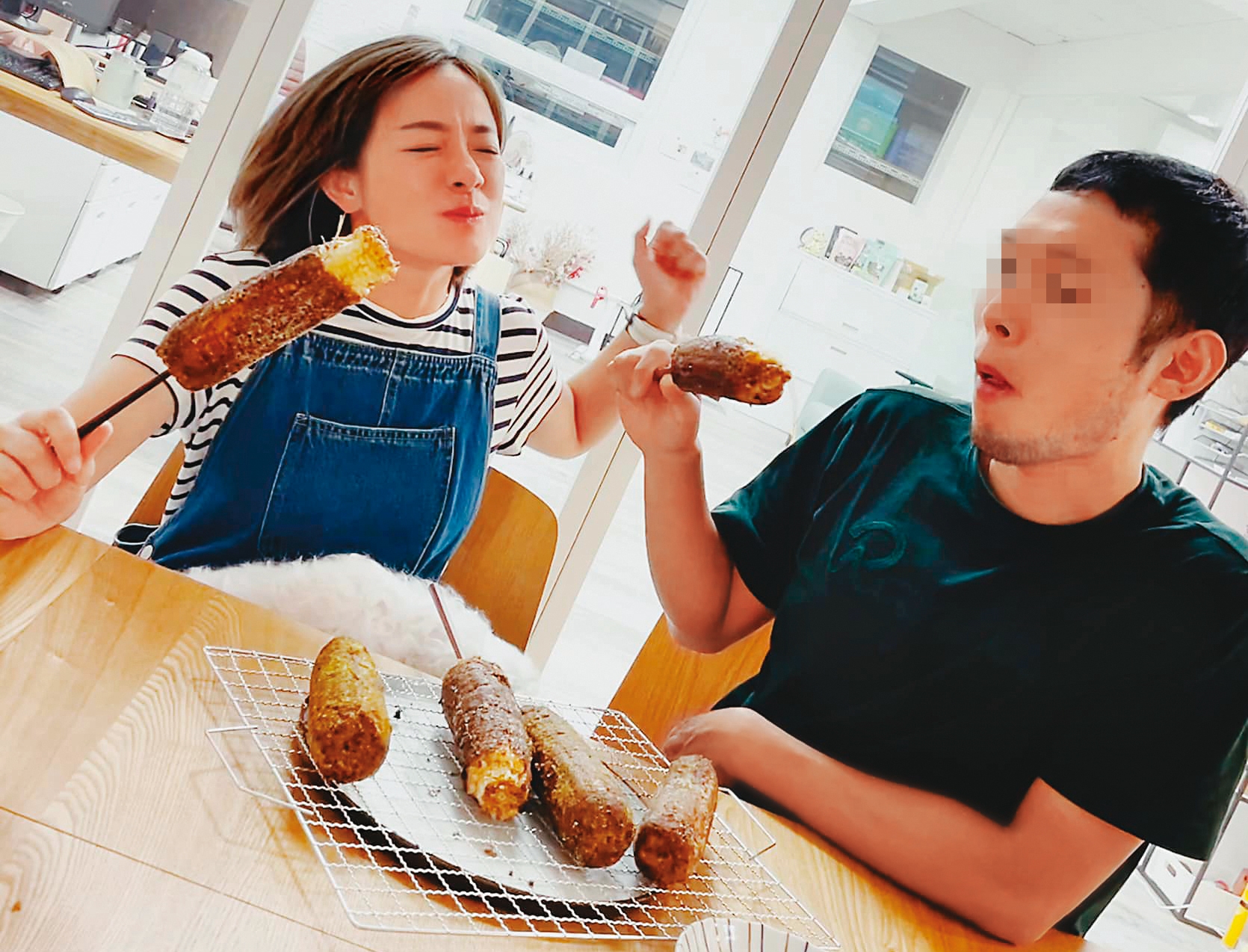 林彥君（左）曾與韓國歐巴（右）交往2年半，最後分手收場。（翻攝自林彥君臉書）