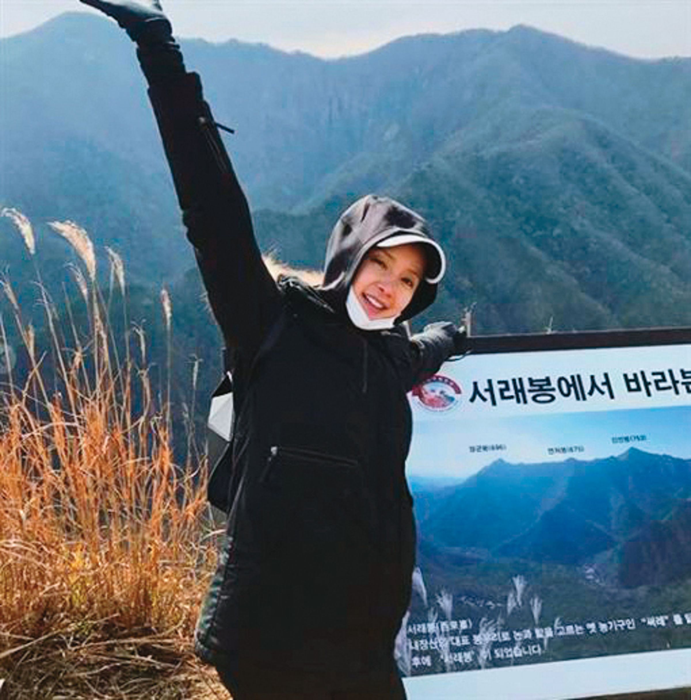 李詩英懷孕倒數階段仍挺孕肚爬山攻頂。(翻攝自李詩英IG)
