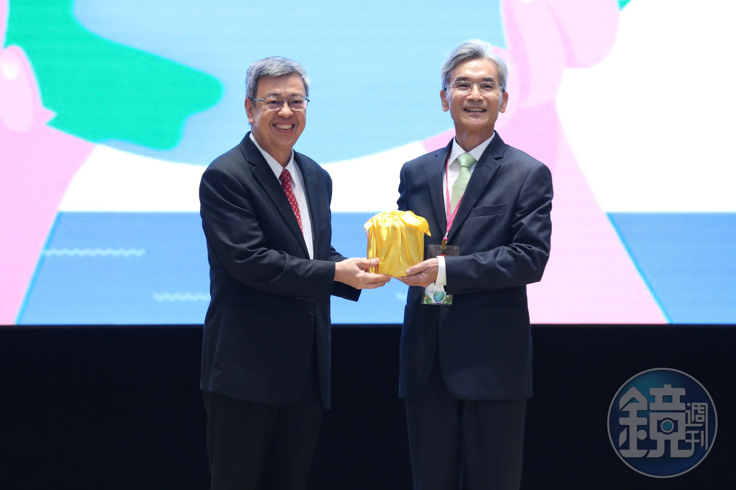 陳建仁(左)頒授任命令並交予印信給薛富盛(右)。
