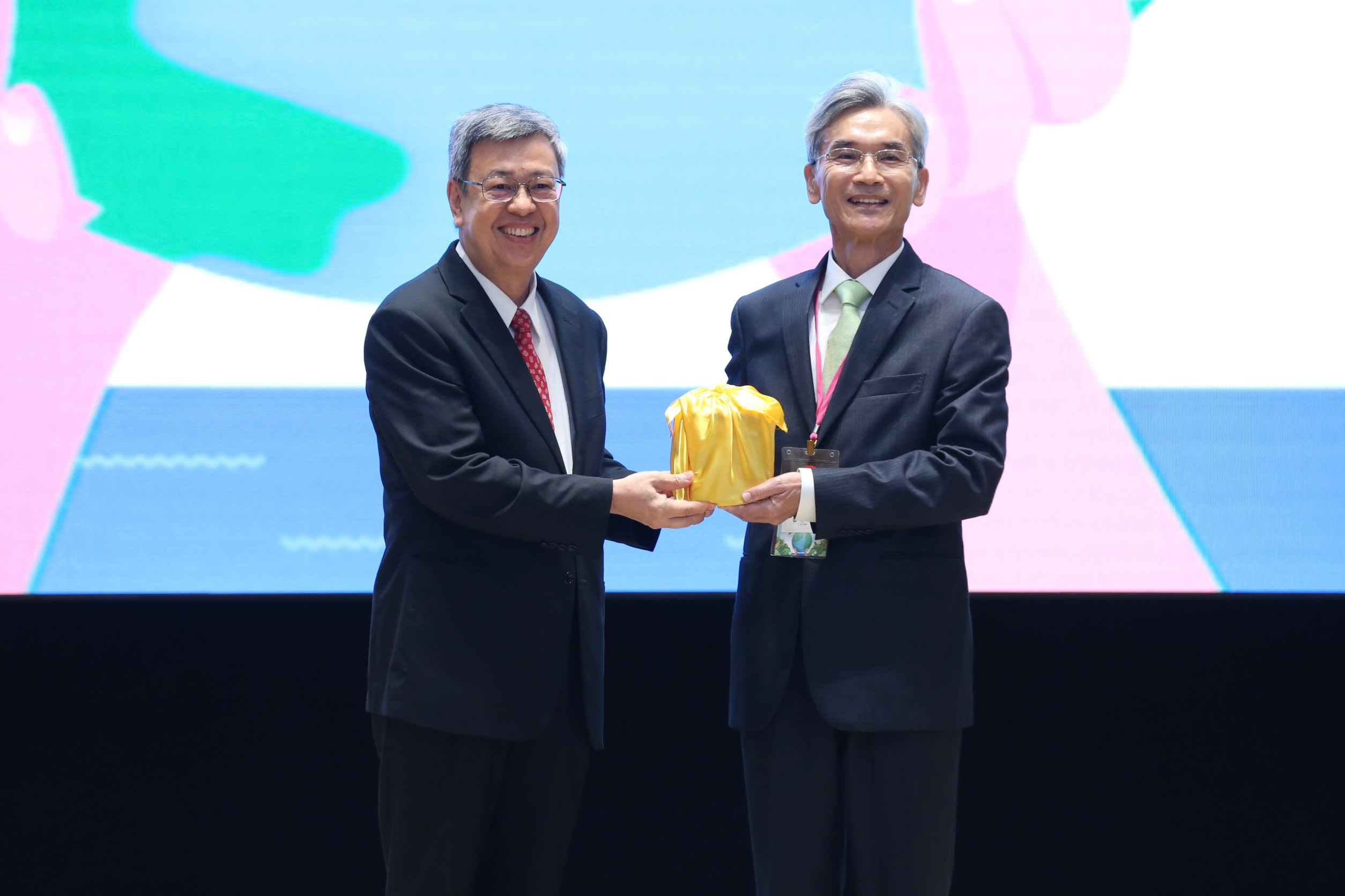 陳建仁（左）頒授任命令並交予印信給薛富盛（右）。