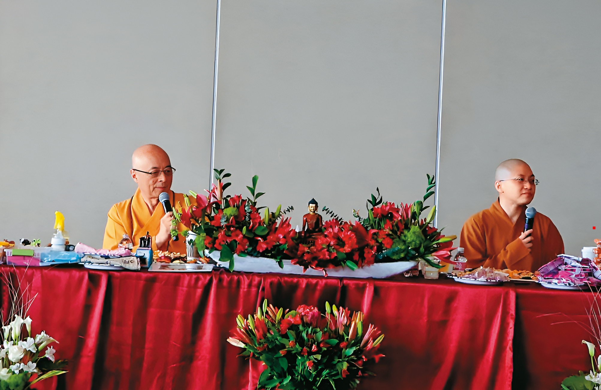 海濤（左）獨立弘法後，與原本是在家女弟子的雲燈法師（右）曾在去年舉行信徒見面會。（翻攝The Nerd Boss Show YouTube）