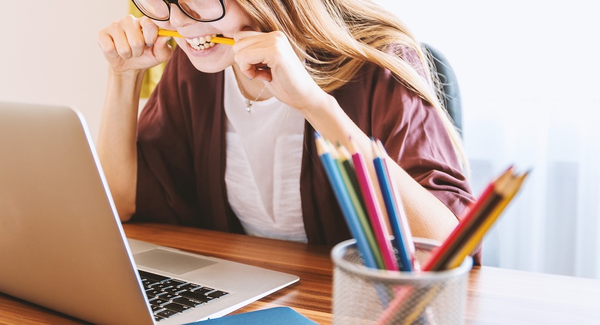 一名女大生最近重溫童年遊戲，並在遊戲中邂逅了一名自稱18歲的男生，但事後得知1真相傻眼。示意圖，非當事者。（翻攝自pixabay）