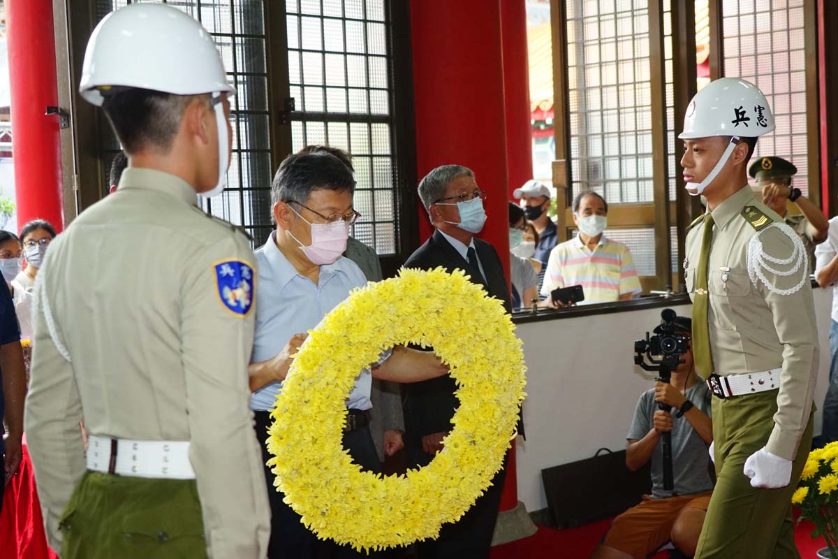 紀念823砲戰,柯文哲決定赴北市忠烈祠向烈士獻花。圖為柯在台北市長任內出席北市忠烈祠秋祭暨入祀典禮畫面。(翻攝北市府網站)