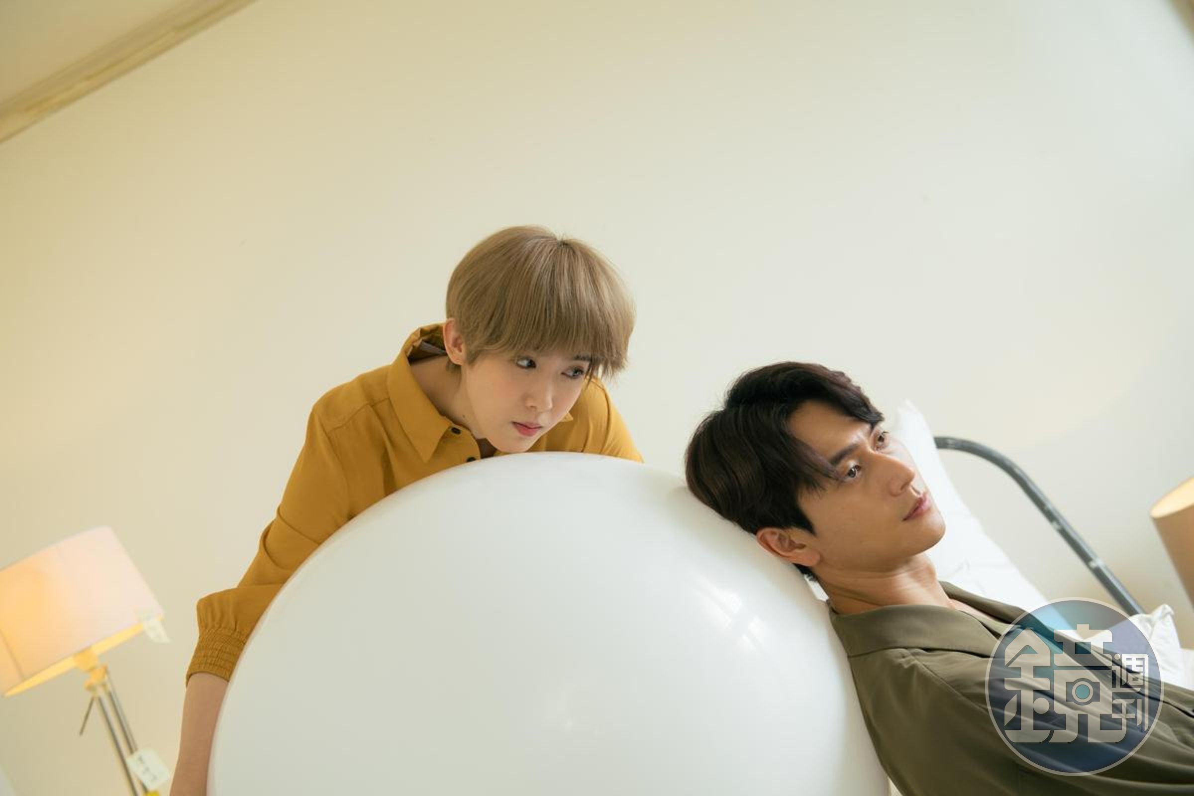 劉冠廷與孫可芳早前合演舞台劇《呼吸》，在戲裡也是演一對伴侶。（四把椅子劇團提供）