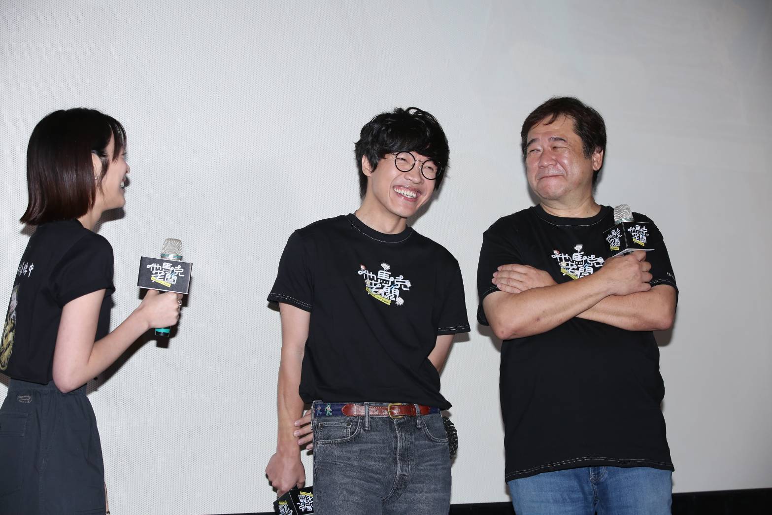 瞿友寧（右）與盧廣仲（中）對劉冠廷與孫可芳公布求婚成功喜訊都很開心。