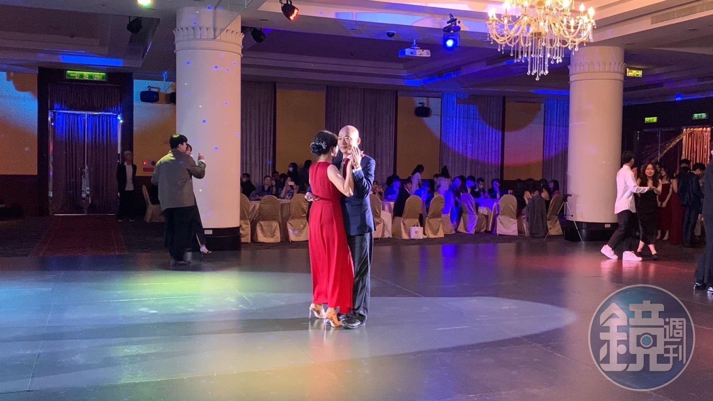 韓國瑜穿著西裝、李佳芬則套上紅色無袖洋裝,腳踩高跟鞋,2人面對面緊貼著共舞。(翻攝自韓國瑜臉書)