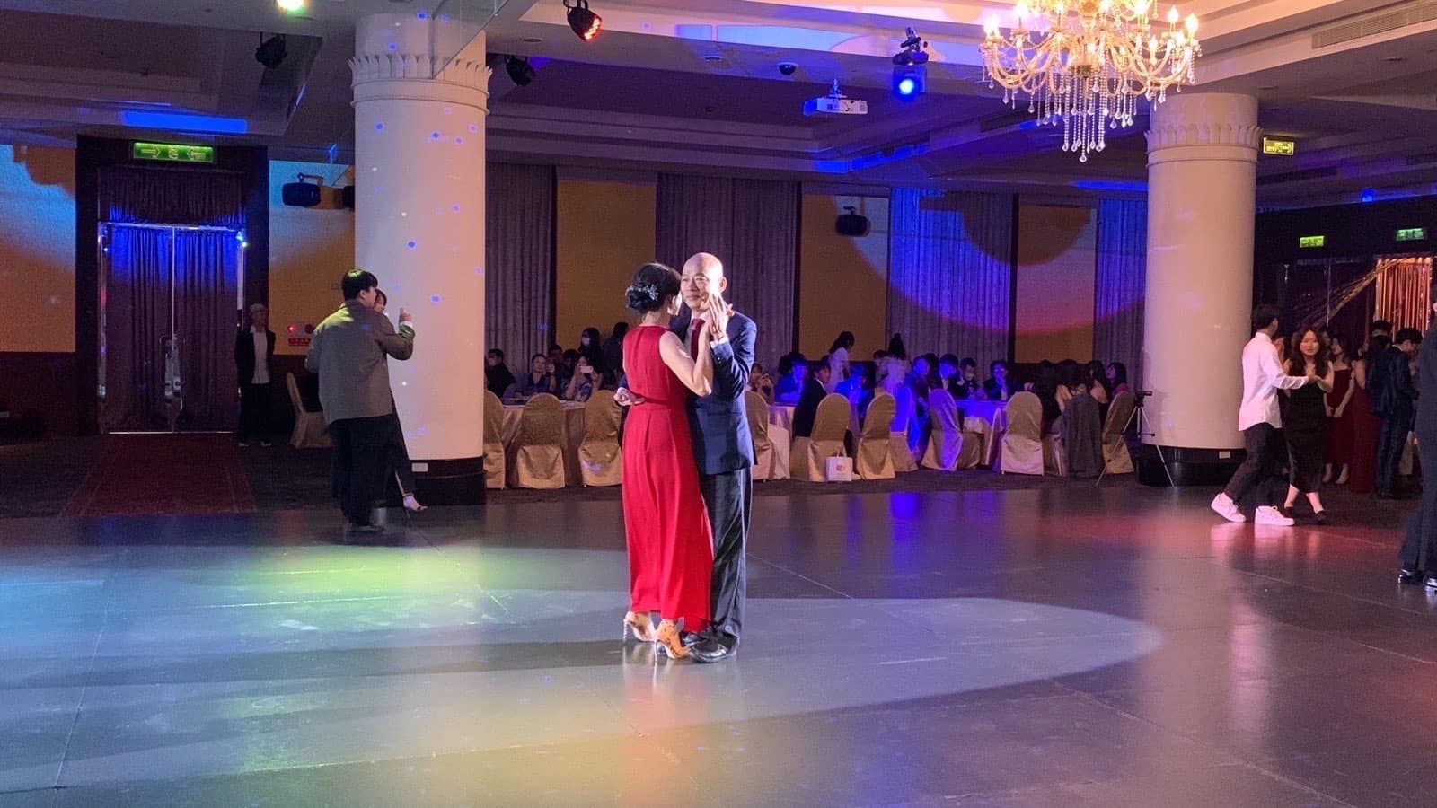 韓國瑜穿著西裝、李佳芬則套上紅色無袖洋裝,腳踩高跟鞋,2人面對面緊貼著共舞。(翻攝自韓國瑜臉書)