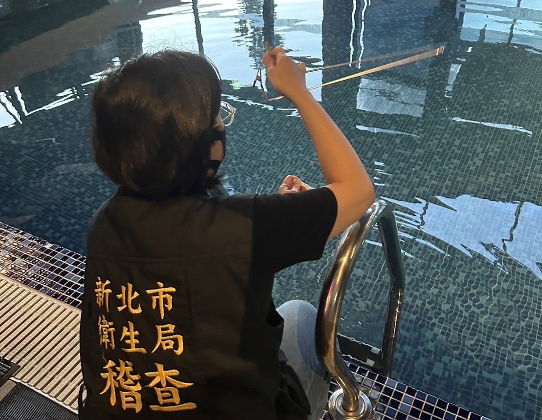 新北某親水設施日前出現食腦蟲感染事件，衛生局隨後也前往該處稽查檢驗。（新北市衛生局提供）