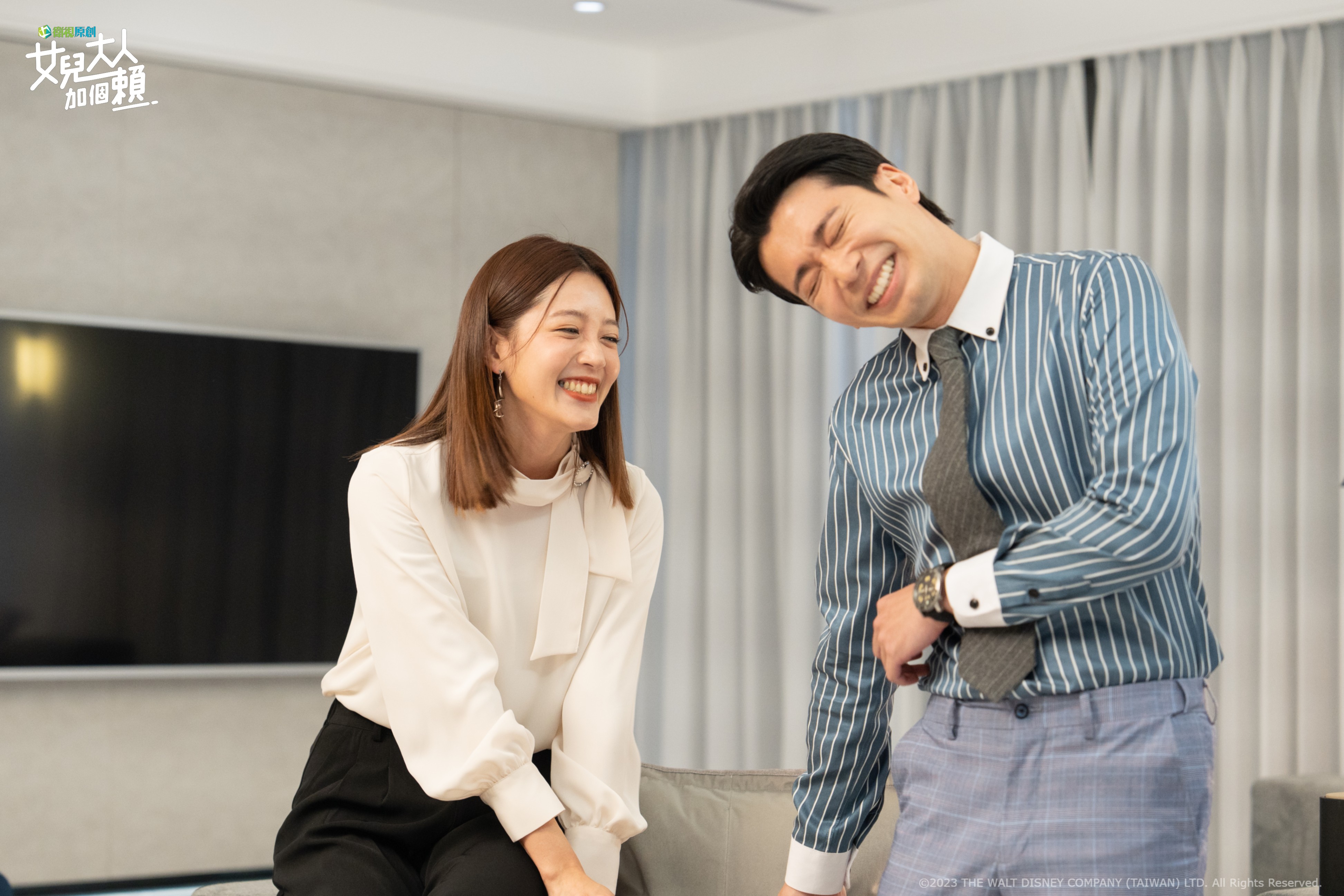 衛視原創《女兒大人加個賴》劇中兩人用搔癢代替懲罰,私下兩人其實都不怕癢。(衛視提供)