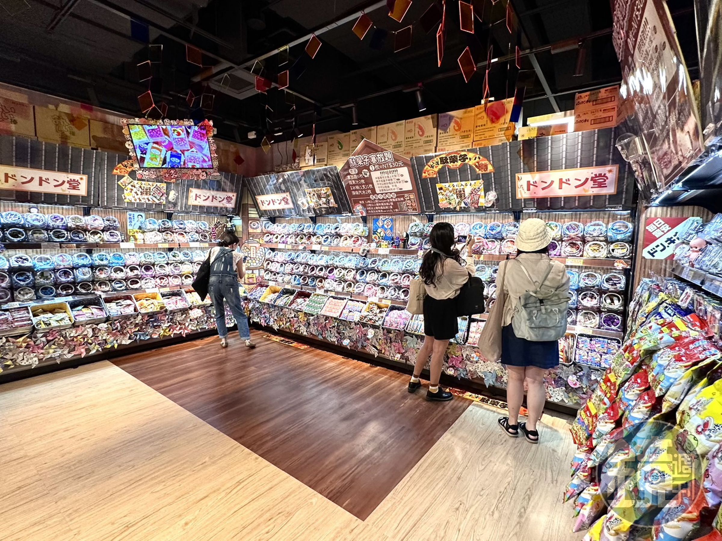 童趣十足的「駄菓子塞放題」大、小孩都會愛。