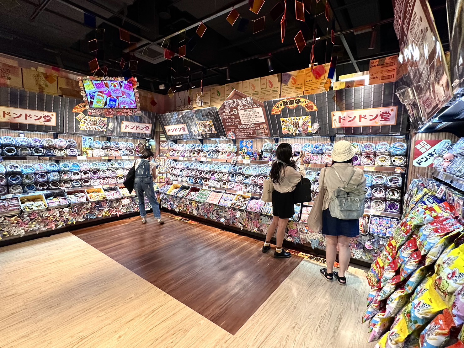 童趣十足的「駄菓子塞放題」大、小孩都會愛。