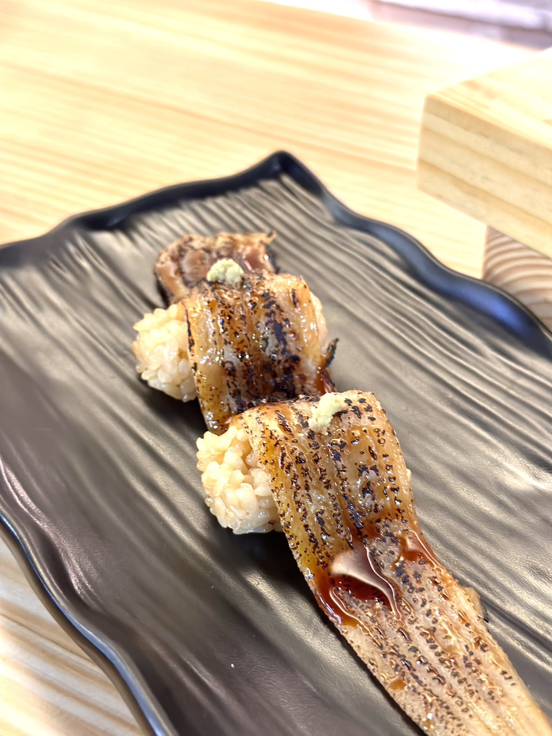 鋪上超長浮誇鰻魚的「炙燒豪華星鰻」。（80元／貫）