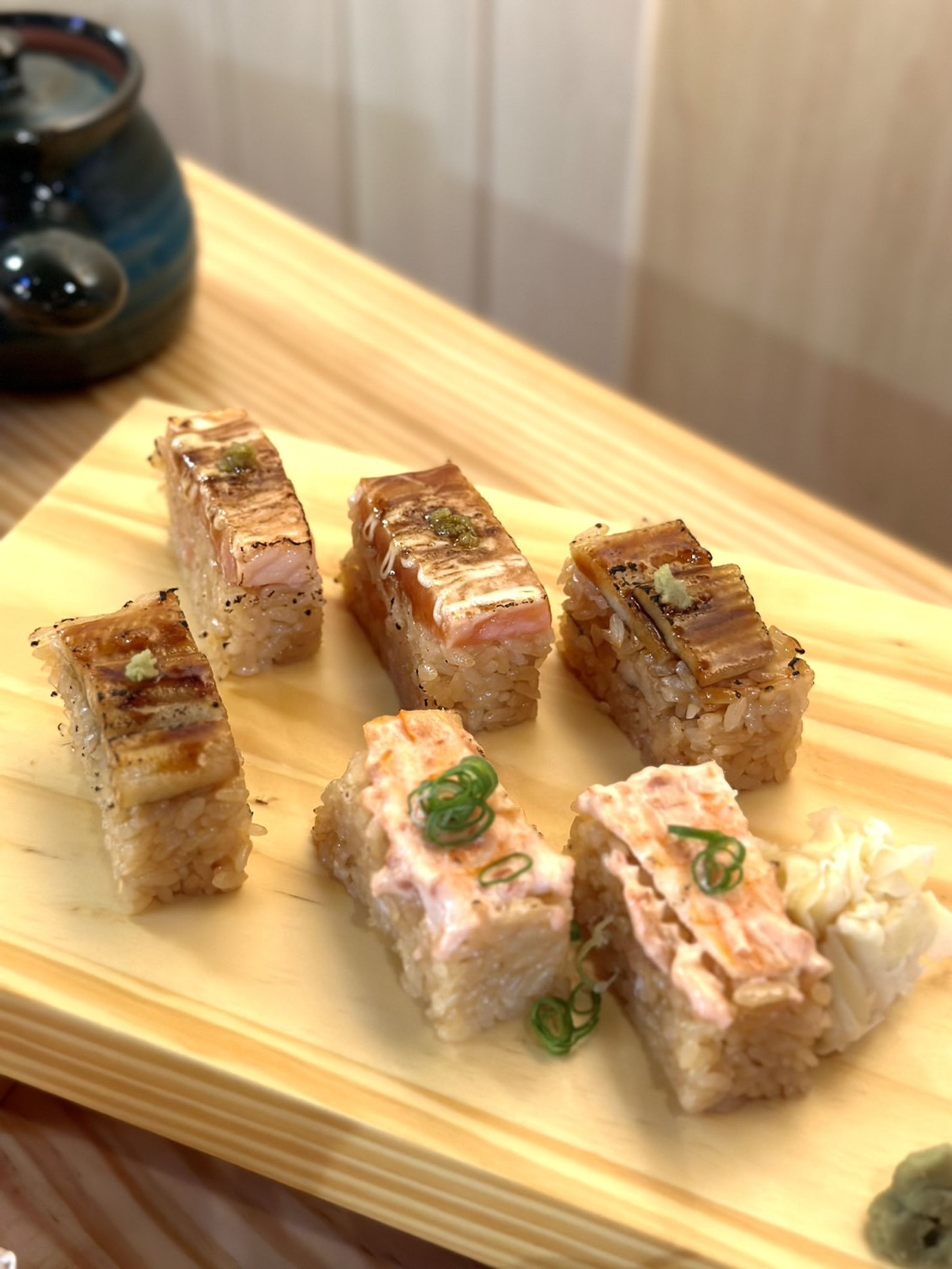 當店獨特的箱壽司有鮭魚、星鰻與鮮蝦口味。(25~40元/貫)