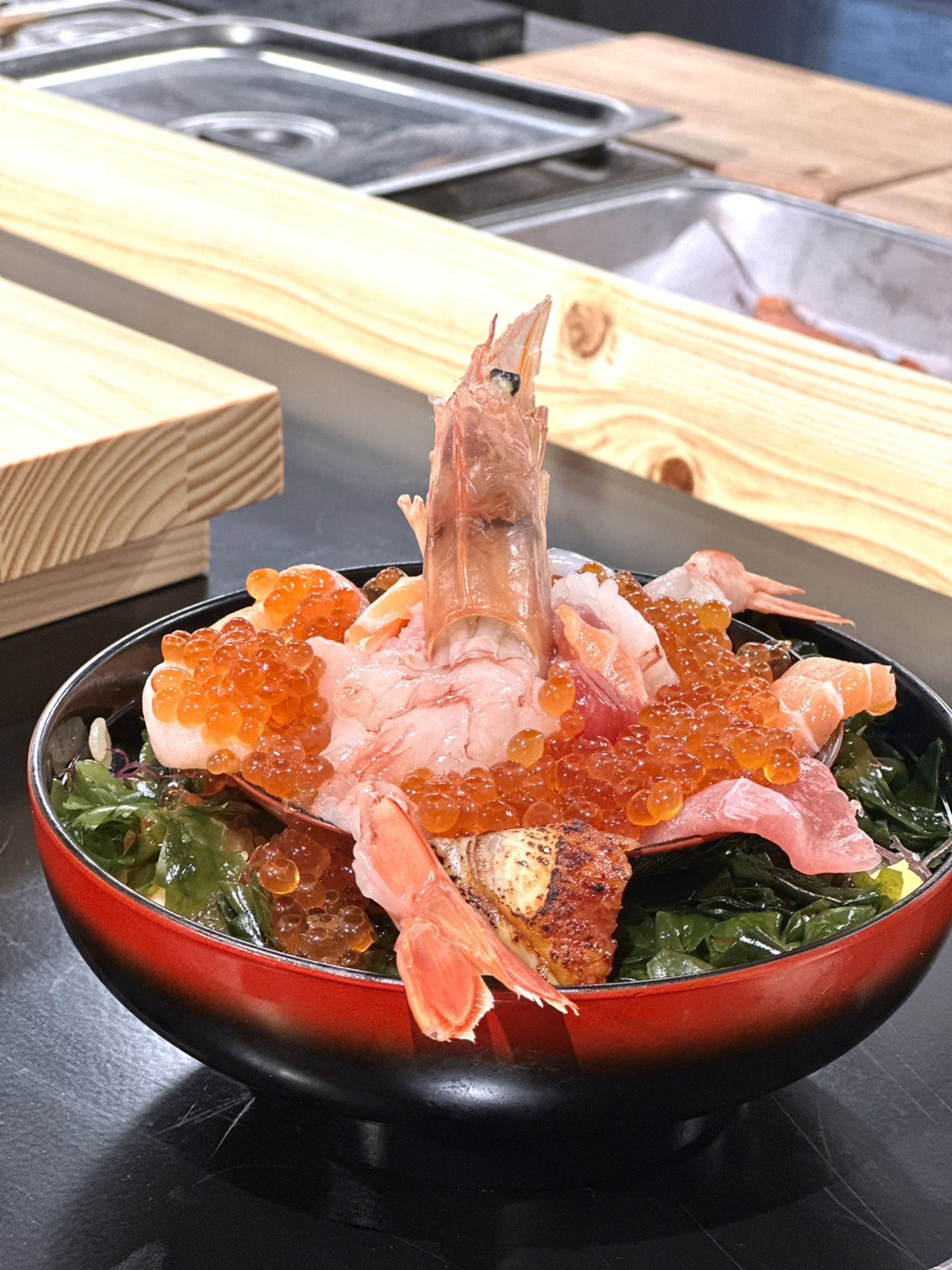 逛賣場也能享受用料豐富又奢華的「豪華海鮮丼」。(600元/貫)