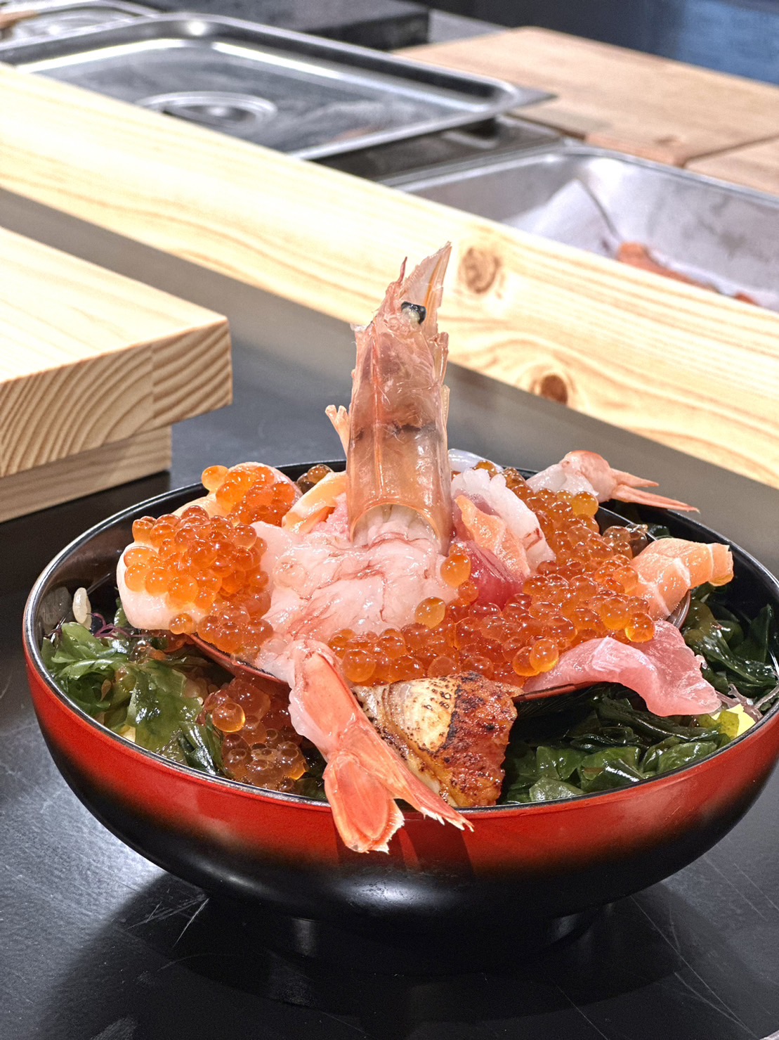 逛賣場也能享受用料豐富又奢華的「豪華海鮮丼」。（600元／貫）