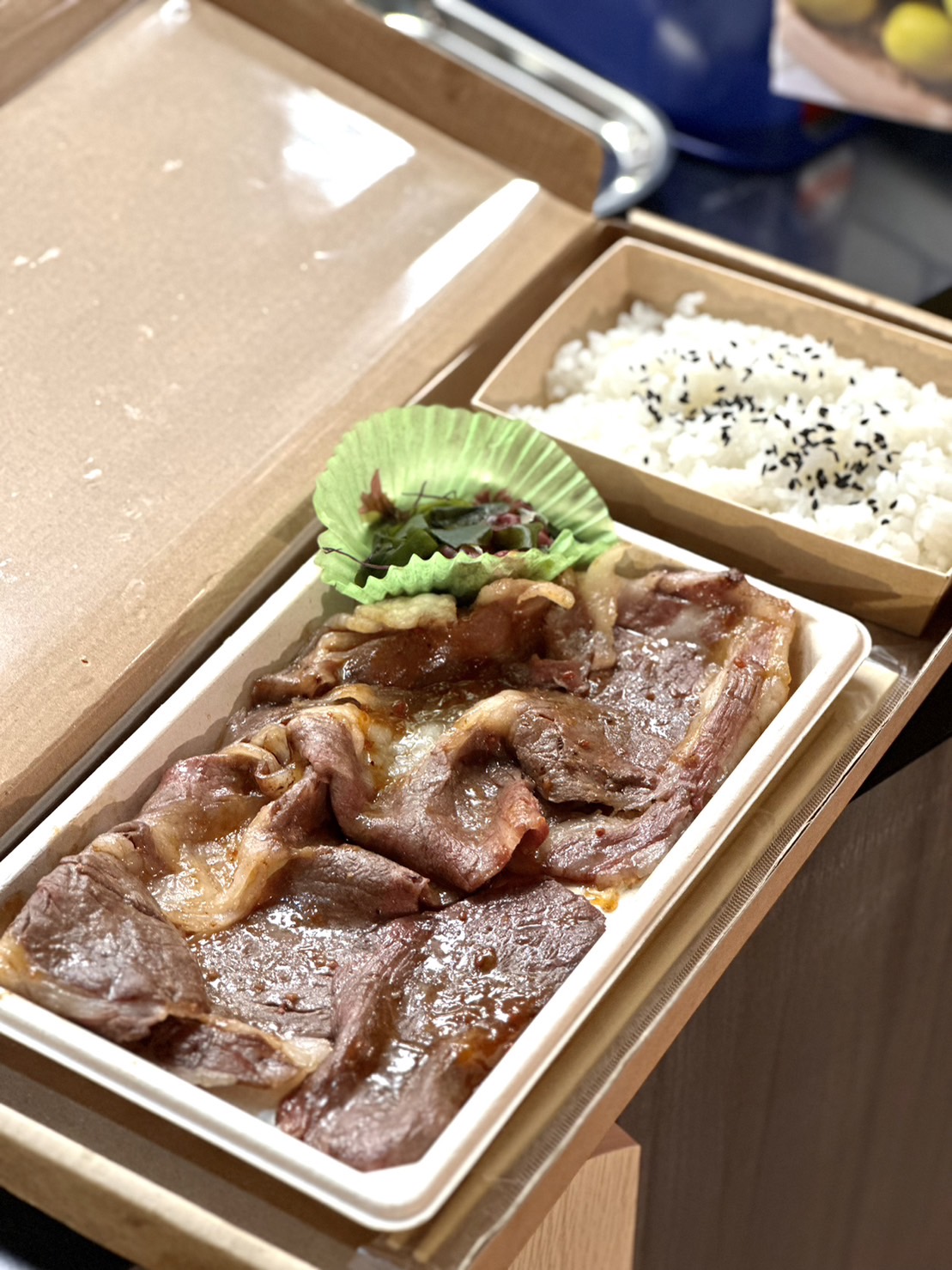 「和牛串」全新推出的和牛便當，超大片和肉令人垂涎。（299元／份）
