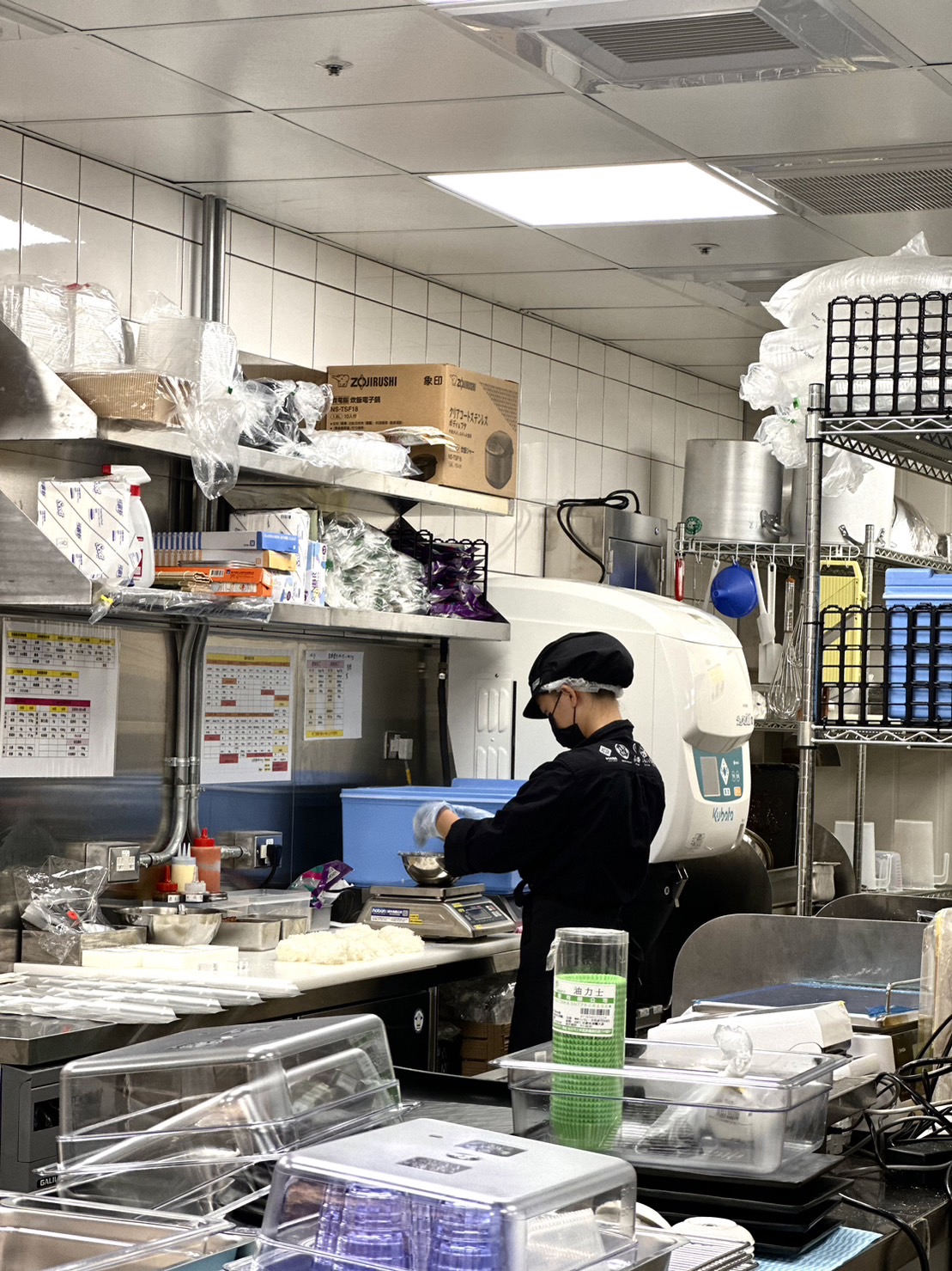 DON DON DONKI CITYLINK南港店的熟食米飯皆在店內以精米機器現輾。