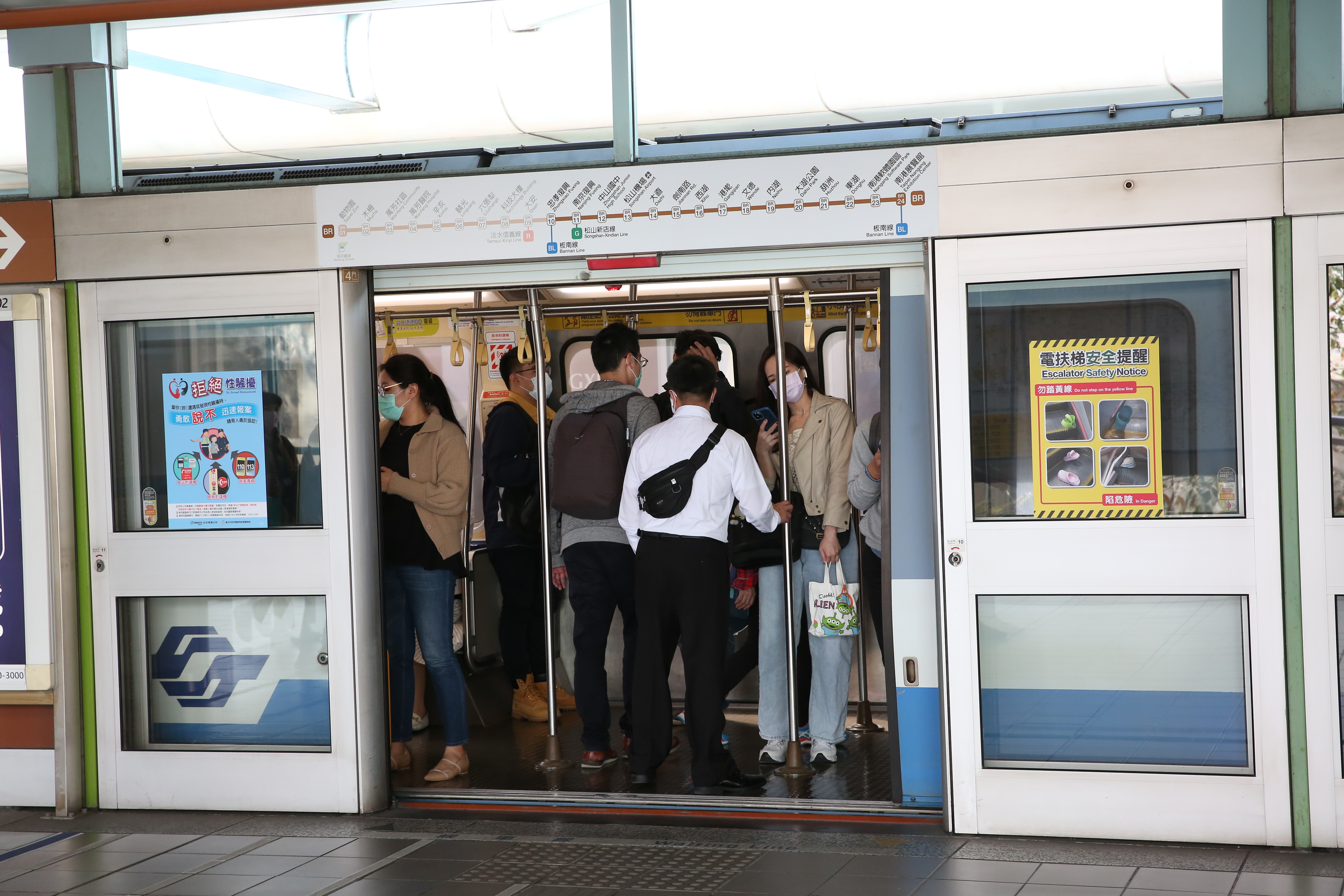 台北捷運文湖線受到大雷雨影響，導致供電設備系統異常，全線停駛。（本刊資料照）