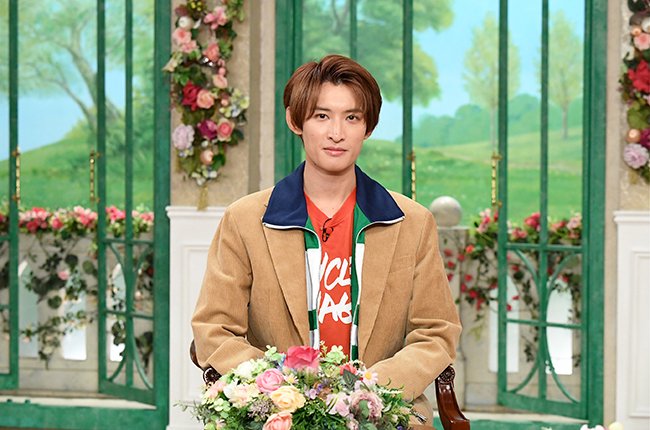 「Snow Man」向井康二上《徹子的房間》聊到黏人的母親。（翻攝自朝日電視台）