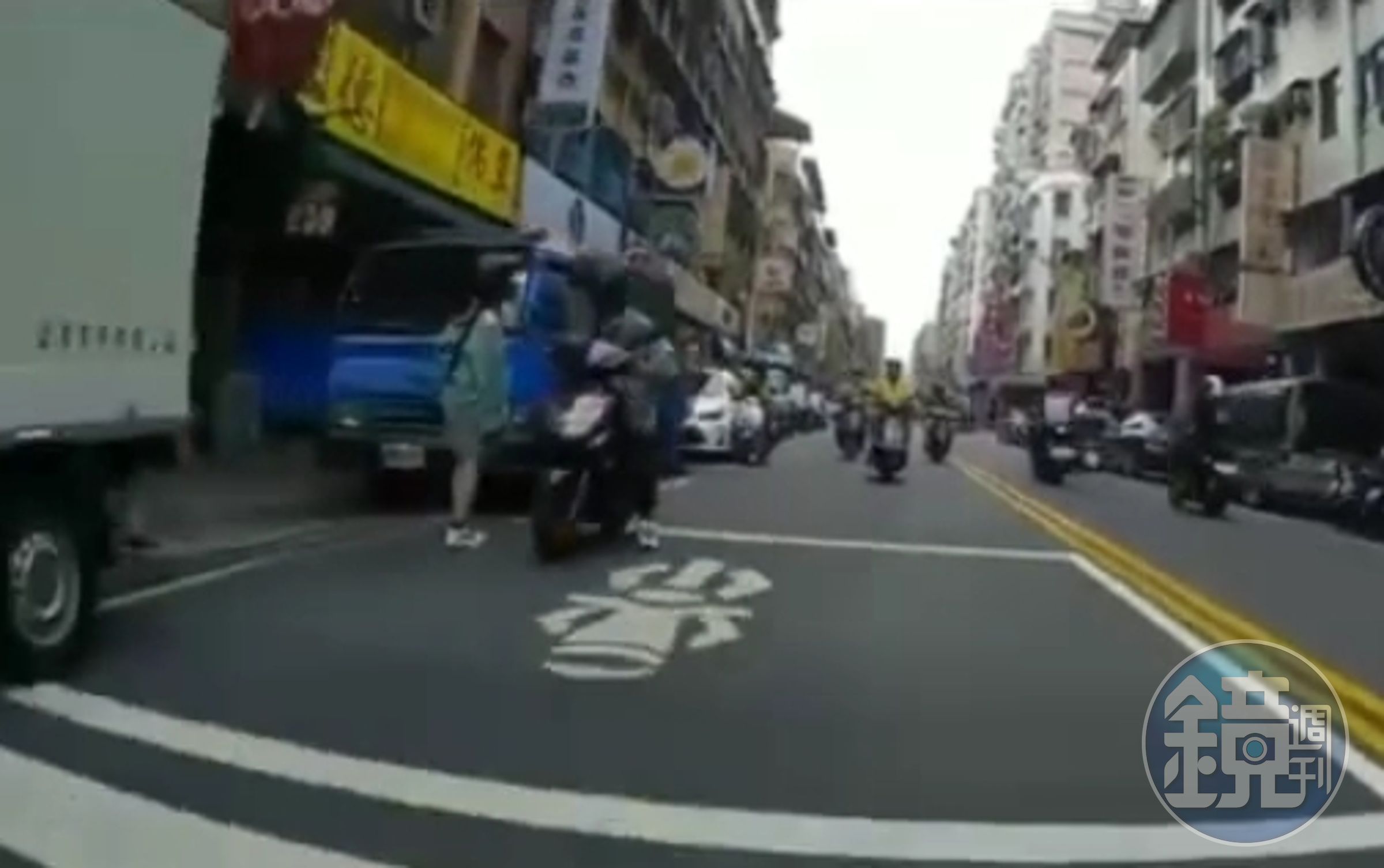 一對男女雙載,卻沒想到後座女子無預警摔下車,讓男騎士氣得狂飆髒話。(翻攝自臉書)