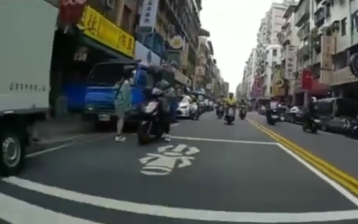 一對男女雙載，卻沒想到後座女子無預警摔下車，讓男騎士氣得狂飆髒話。（翻攝自臉書）