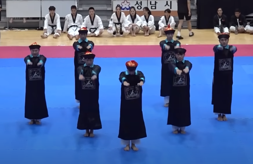 中國選手在跆拳道比賽大跳殭屍舞，遭到網友撻伐，還被中國跆拳道協會懲處。（翻攝自YouTube）