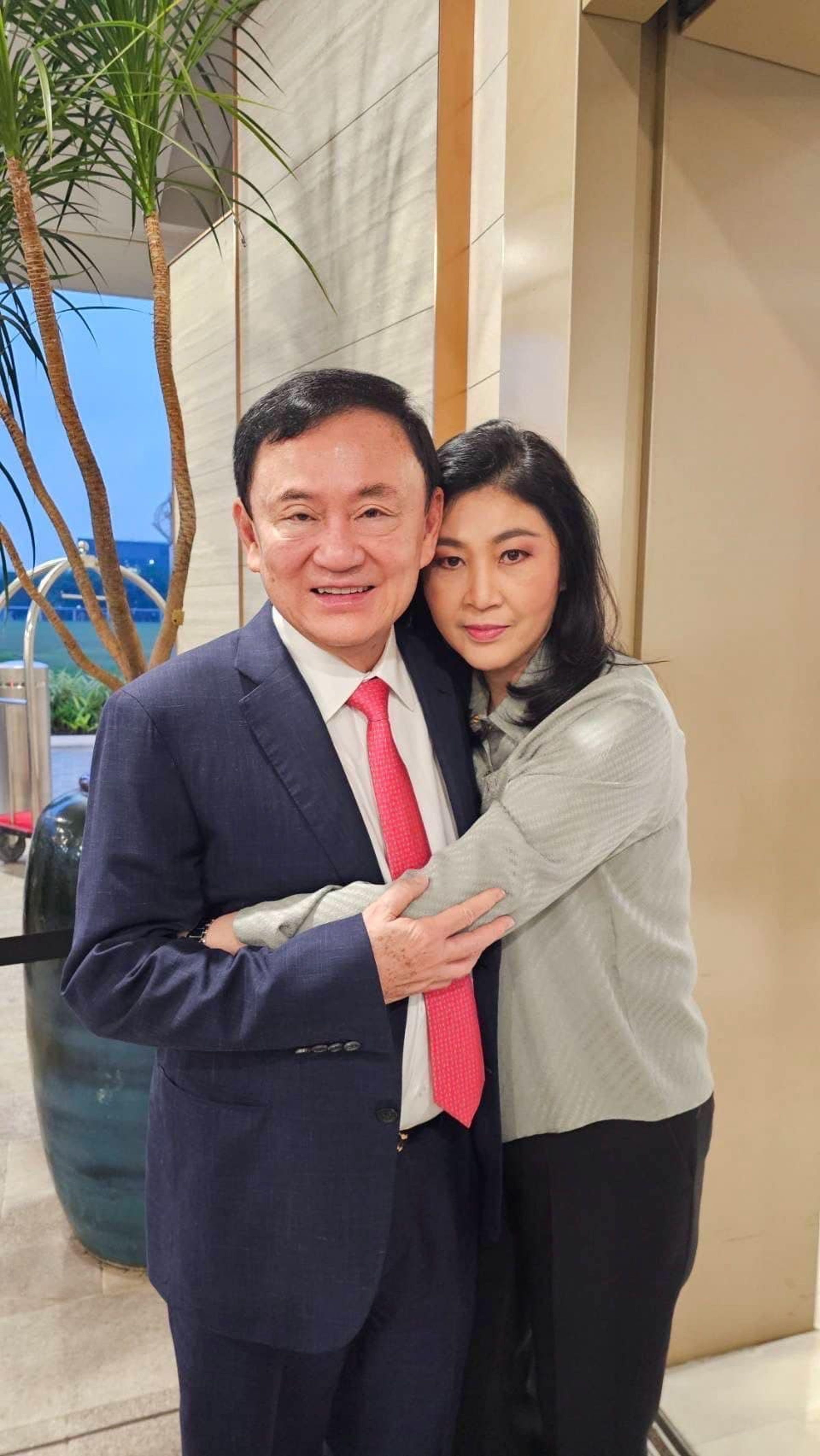 塔克辛(左)於新加坡搭私人飛機返國,妹妹盈拉(右)在旁相送。(翻攝自Yingluck Shinawatra臉書)