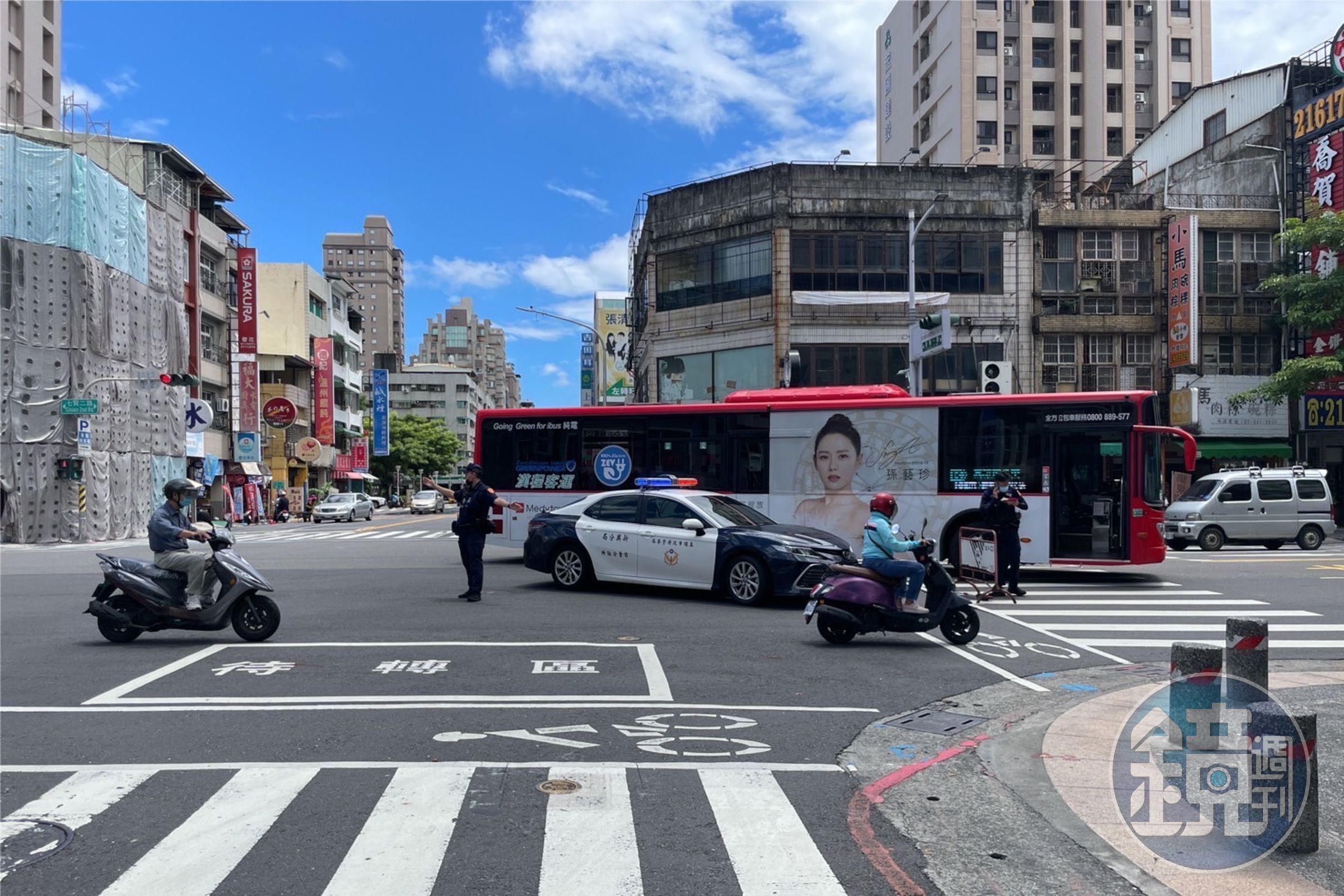 高雄一輛公車在路口左轉時，因未禮讓撞上正在過馬路的老婦。（翻攝畫面）