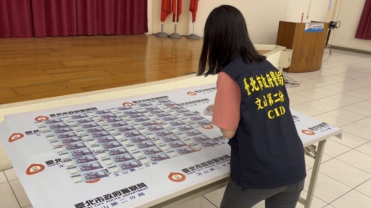 警方查出被害人的同居女友在網路購買假鈔夾換真鈔。(翻攝畫面)