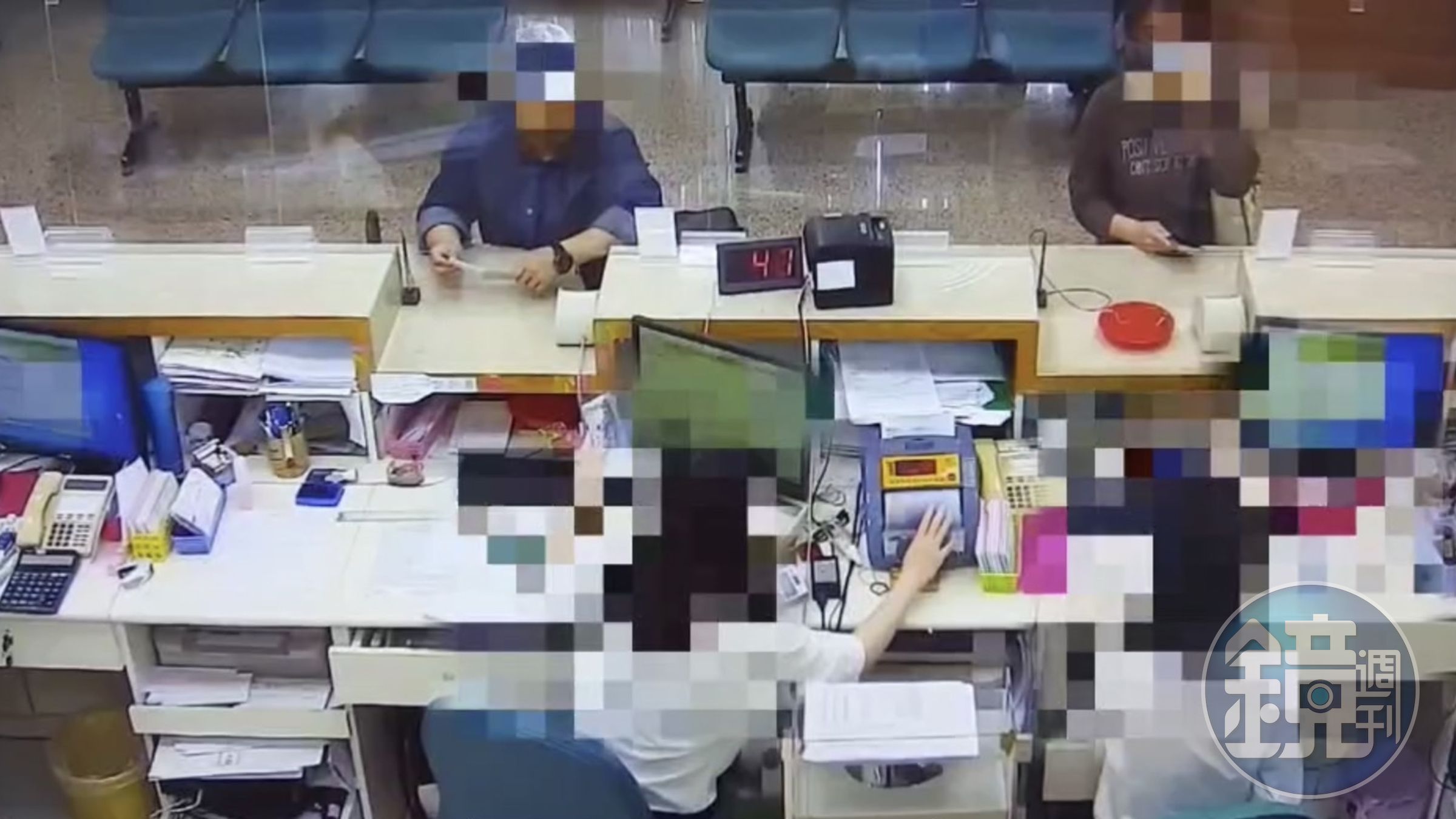 警方表示,被害人在銀行臨櫃領錢時,行員皆使用驗鈔機點過張數及真偽。(翻攝畫面)