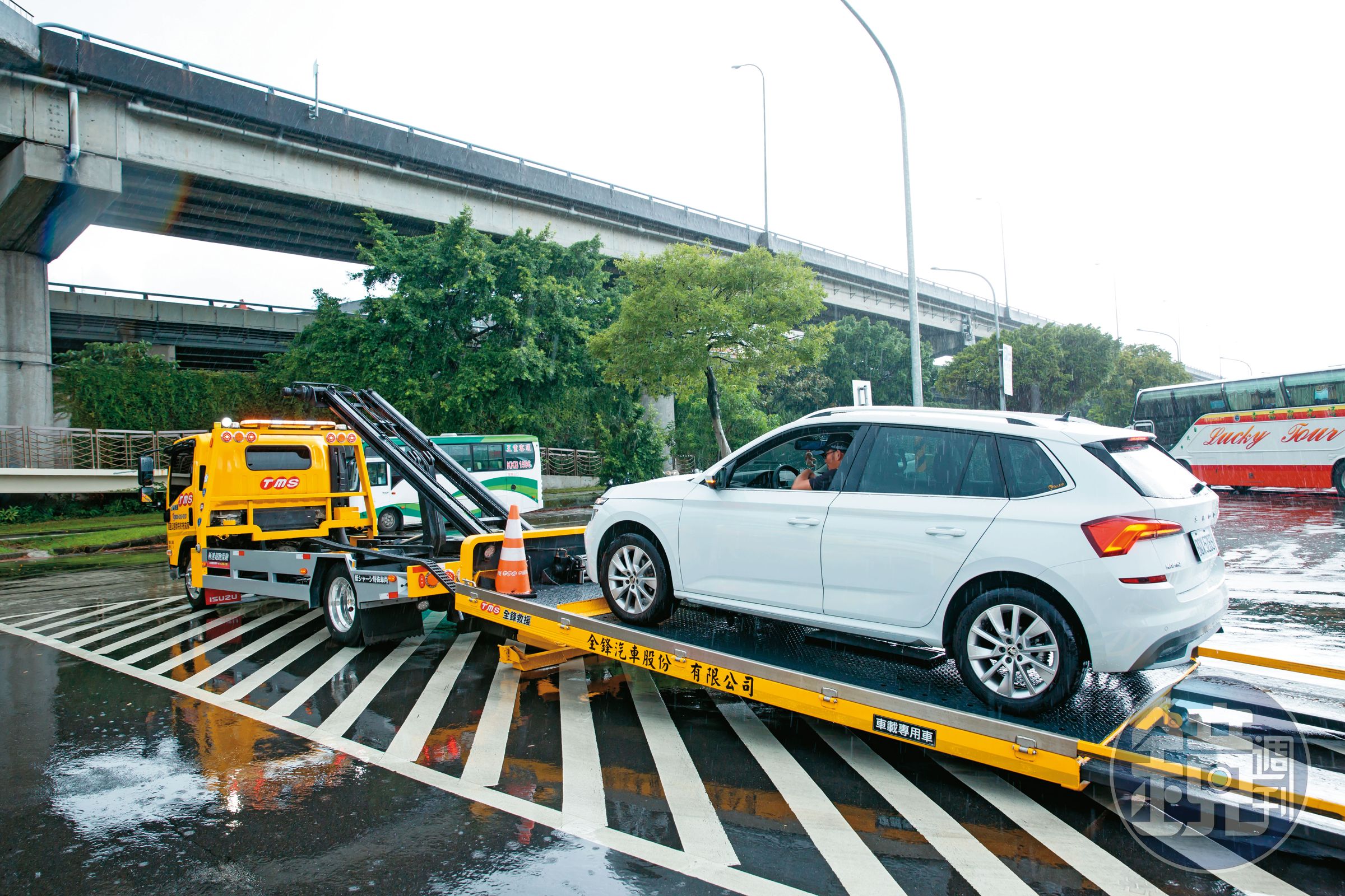 全鋒道路救援車輛1成是自有，其餘是靠行車輛，也提供全載式拖吊車，能避免運送期間車輛受到傷害。